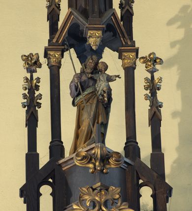 Zdjęcie nr 6: Ołtarz drewniany, prostopadłościenny, na dwustopniowej podstawie; mensa drewniana. Antepedium ujęte w narożach parą kolumienek, pole podzielone na trzy płyciny z maswerkami: zewnętrzne prostokątne, środkowa kwadratowa z monogramem Marii. Tabernakulum w kształcie drewnianej prostopadłościennej skrzynki, w formie kapliczki. Flankowane od frontu dwiema lizenami zakończonymi sterczynami z żabkami; nad polem środkowym zamknięte wimpergą. Drzwiczki w formie stojącego prostokąta zamkniętego łukiem ostrym, dekorowane w polu dwiema blendami i rozetą. Nastawa ołtarzowa architektoniczna, jednoosiowa, jednokondygnacyjna ze zwieńczeniem, z wysoką predellą. Kondygnacja ujęta dwiema parami kolumienek na wysokich, wąskich cokołach, dźwigających podwójne sterczyny, pomiędzy nimi cokoły na figury aniołów, zwieńczone baldachimami utworzonymi z konstrukcji dwóch łuków ostrych i sterczyny. W polu środkowym nisza w formie stojącego prostokąta zamkniętego łukiem ostrym, ujęta kolumienkami o skręconych trzonach (w dolnej części trzony gładkie), z obrazem św. Teresy z Lisieux; w przyłuczach dekorowana maswerkiem; zamknięta baldachimem utworzonym naprzemiennie z łuków ostrych i sterczyn. Kondygnacja ujęta po zewnętrznej stronie przyporami podtrzymywanymi przez wsporniki. Zwieńczenie w formie wimpergi dekorowanej żabkami, zakończonej krzyżem; dekorowanej maswerkiem w polu. Struktura w kolorze naturalnego drewna; detale w kolorze niebieskim, kolumny, dekoracja i profile złocone.
