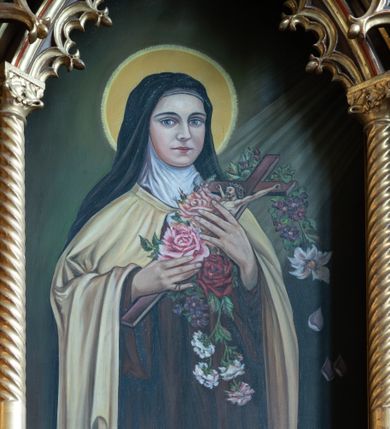 Zdjęcie nr 2: Ołtarz drewniany, prostopadłościenny, na dwustopniowej podstawie; mensa drewniana. Antepedium ujęte w narożach parą kolumienek, pole podzielone na trzy płyciny z maswerkami: zewnętrzne prostokątne, środkowa kwadratowa z monogramem Marii. Tabernakulum w kształcie drewnianej prostopadłościennej skrzynki, w formie kapliczki. Flankowane od frontu dwiema lizenami zakończonymi sterczynami z żabkami; nad polem środkowym zamknięte wimpergą. Drzwiczki w formie stojącego prostokąta zamkniętego łukiem ostrym, dekorowane w polu dwiema blendami i rozetą. Nastawa ołtarzowa architektoniczna, jednoosiowa, jednokondygnacyjna ze zwieńczeniem, z wysoką predellą. Kondygnacja ujęta dwiema parami kolumienek na wysokich, wąskich cokołach, dźwigających podwójne sterczyny, pomiędzy nimi cokoły na figury aniołów, zwieńczone baldachimami utworzonymi z konstrukcji dwóch łuków ostrych i sterczyny. W polu środkowym nisza w formie stojącego prostokąta zamkniętego łukiem ostrym, ujęta kolumienkami o skręconych trzonach (w dolnej części trzony gładkie), z obrazem św. Teresy z Lisieux; w przyłuczach dekorowana maswerkiem; zamknięta baldachimem utworzonym naprzemiennie z łuków ostrych i sterczyn. Kondygnacja ujęta po zewnętrznej stronie przyporami podtrzymywanymi przez wsporniki. Zwieńczenie w formie wimpergi dekorowanej żabkami, zakończonej krzyżem; dekorowanej maswerkiem w polu. Struktura w kolorze naturalnego drewna; detale w kolorze niebieskim, kolumny, dekoracja i profile złocone.
