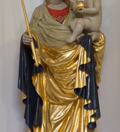 Zdjęcie nr 14: Ołtarz drewniany, prostopadłościenny, na jednostopniowej podstawie. Mensa drewniana z portatylem z marmuru dębnickiego z kwadratowym reservaculum na relikwie św. Konstancji i św. Teodora. Antepedium w formie leżącego  prostokąta ujętego grubą ramą, dekorowaną płaskorzeźbionym akantem. W polu, w centrum malowany na desce rollwerk z monogramem Marii w polu, ujęty wolutami utworzonymi z ornamentu roślinnego o wici zakończonej kampanulą. Tabernakulum w formie prostopadłościennej skrzynki o delikatnie wypukłej ściance frontowej. Całość zamknięta opasującym je z trzech stron gzymsem przyjmującym nad polem środkowym kształt łuku segmentowego podtrzymywanego przez dwie konsole utworzone z akantu. Drzwiczki w kształcie stojącego prostokąta zamkniętego łukiem półkolistym nadwieszonym, ujęte ramą. W polu ryte przedstawienie kielicha z hostią. Tabernakulum flankowane spływami wolutowymi utworzonymi z akantu. Nastawa ołtarzowa architektoniczna, jednoosiowa, jednokondygnacyjna ze zwieńczeniem, na niewielkim cokole. Kondygnacja ujęta parą kolumn o kapitelach kompozytowych dźwigających pełne belkowanie wyłamane na ich osi oraz przerwany półkolisty przyczółek. W polu środkowym nisza w formie stojącego prostokąta zamkniętego łukiem półkolistym, ujęta ramą z figurą Matki Boskiej z Dzieciątkiem. Zwieńczenie w formie medalionu z płaskorzeźbionym monogramem Marii w glorii promienistej. W przyłuczach niszy w polu środkowym para puttów podtrzymujących owalny kartusz z napisem w polu „WIELBIJ / DUSZO MOJA PANA / ŚW(IĘTY) ŁUKASZ I R(OZDZIAŁ)”. Kondygnacja flankowana uszami utworzonymi z suchego akantu. Gzyms oraz przerwany przyczółek dekorowane kimationem. Struktura polichromowana w kolorze białym, ornamentyka, profile i kolumny złocone.
