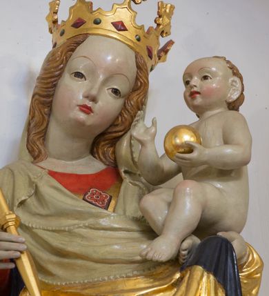 Zdjęcie nr 4: Ołtarz drewniany, prostopadłościenny, na jednostopniowej podstawie. Mensa drewniana z portatylem z marmuru dębnickiego z kwadratowym reservaculum na relikwie św. Konstancji i św. Teodora. Antepedium w formie leżącego  prostokąta ujętego grubą ramą, dekorowaną płaskorzeźbionym akantem. W polu, w centrum malowany na desce rollwerk z monogramem Marii w polu, ujęty wolutami utworzonymi z ornamentu roślinnego o wici zakończonej kampanulą. Tabernakulum w formie prostopadłościennej skrzynki o delikatnie wypukłej ściance frontowej. Całość zamknięta opasującym je z trzech stron gzymsem przyjmującym nad polem środkowym kształt łuku segmentowego podtrzymywanego przez dwie konsole utworzone z akantu. Drzwiczki w kształcie stojącego prostokąta zamkniętego łukiem półkolistym nadwieszonym, ujęte ramą. W polu ryte przedstawienie kielicha z hostią. Tabernakulum flankowane spływami wolutowymi utworzonymi z akantu. Nastawa ołtarzowa architektoniczna, jednoosiowa, jednokondygnacyjna ze zwieńczeniem, na niewielkim cokole. Kondygnacja ujęta parą kolumn o kapitelach kompozytowych dźwigających pełne belkowanie wyłamane na ich osi oraz przerwany półkolisty przyczółek. W polu środkowym nisza w formie stojącego prostokąta zamkniętego łukiem półkolistym, ujęta ramą z figurą Matki Boskiej z Dzieciątkiem. Zwieńczenie w formie medalionu z płaskorzeźbionym monogramem Marii w glorii promienistej. W przyłuczach niszy w polu środkowym para puttów podtrzymujących owalny kartusz z napisem w polu „WIELBIJ / DUSZO MOJA PANA / ŚW(IĘTY) ŁUKASZ I R(OZDZIAŁ)”. Kondygnacja flankowana uszami utworzonymi z suchego akantu. Gzyms oraz przerwany przyczółek dekorowane kimationem. Struktura polichromowana w kolorze białym, ornamentyka, profile i kolumny złocone.
