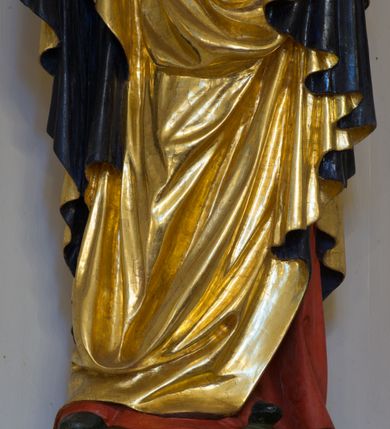 Zdjęcie nr 7: Ołtarz drewniany, prostopadłościenny, na jednostopniowej podstawie. Mensa drewniana z portatylem z marmuru dębnickiego z kwadratowym reservaculum na relikwie św. Konstancji i św. Teodora. Antepedium w formie leżącego  prostokąta ujętego grubą ramą, dekorowaną płaskorzeźbionym akantem. W polu, w centrum malowany na desce rollwerk z monogramem Marii w polu, ujęty wolutami utworzonymi z ornamentu roślinnego o wici zakończonej kampanulą. Tabernakulum w formie prostopadłościennej skrzynki o delikatnie wypukłej ściance frontowej. Całość zamknięta opasującym je z trzech stron gzymsem przyjmującym nad polem środkowym kształt łuku segmentowego podtrzymywanego przez dwie konsole utworzone z akantu. Drzwiczki w kształcie stojącego prostokąta zamkniętego łukiem półkolistym nadwieszonym, ujęte ramą. W polu ryte przedstawienie kielicha z hostią. Tabernakulum flankowane spływami wolutowymi utworzonymi z akantu. Nastawa ołtarzowa architektoniczna, jednoosiowa, jednokondygnacyjna ze zwieńczeniem, na niewielkim cokole. Kondygnacja ujęta parą kolumn o kapitelach kompozytowych dźwigających pełne belkowanie wyłamane na ich osi oraz przerwany półkolisty przyczółek. W polu środkowym nisza w formie stojącego prostokąta zamkniętego łukiem półkolistym, ujęta ramą z figurą Matki Boskiej z Dzieciątkiem. Zwieńczenie w formie medalionu z płaskorzeźbionym monogramem Marii w glorii promienistej. W przyłuczach niszy w polu środkowym para puttów podtrzymujących owalny kartusz z napisem w polu „WIELBIJ / DUSZO MOJA PANA / ŚW(IĘTY) ŁUKASZ I R(OZDZIAŁ)”. Kondygnacja flankowana uszami utworzonymi z suchego akantu. Gzyms oraz przerwany przyczółek dekorowane kimationem. Struktura polichromowana w kolorze białym, ornamentyka, profile i kolumny złocone.
