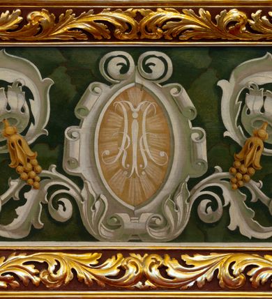 Zdjęcie nr 11: Ołtarz drewniany, prostopadłościenny, na jednostopniowej podstawie. Mensa drewniana z portatylem z marmuru dębnickiego z kwadratowym reservaculum na relikwie św. Konstancji i św. Teodora. Antepedium w formie leżącego  prostokąta ujętego grubą ramą, dekorowaną płaskorzeźbionym akantem. W polu, w centrum malowany na desce rollwerk z monogramem Marii w polu, ujęty wolutami utworzonymi z ornamentu roślinnego o wici zakończonej kampanulą. Tabernakulum w formie prostopadłościennej skrzynki o delikatnie wypukłej ściance frontowej. Całość zamknięta opasującym je z trzech stron gzymsem przyjmującym nad polem środkowym kształt łuku segmentowego podtrzymywanego przez dwie konsole utworzone z akantu. Drzwiczki w kształcie stojącego prostokąta zamkniętego łukiem półkolistym nadwieszonym, ujęte ramą. W polu ryte przedstawienie kielicha z hostią. Tabernakulum flankowane spływami wolutowymi utworzonymi z akantu. Nastawa ołtarzowa architektoniczna, jednoosiowa, jednokondygnacyjna ze zwieńczeniem, na niewielkim cokole. Kondygnacja ujęta parą kolumn o kapitelach kompozytowych dźwigających pełne belkowanie wyłamane na ich osi oraz przerwany półkolisty przyczółek. W polu środkowym nisza w formie stojącego prostokąta zamkniętego łukiem półkolistym, ujęta ramą z figurą Matki Boskiej z Dzieciątkiem. Zwieńczenie w formie medalionu z płaskorzeźbionym monogramem Marii w glorii promienistej. W przyłuczach niszy w polu środkowym para puttów podtrzymujących owalny kartusz z napisem w polu „WIELBIJ / DUSZO MOJA PANA / ŚW(IĘTY) ŁUKASZ I R(OZDZIAŁ)”. Kondygnacja flankowana uszami utworzonymi z suchego akantu. Gzyms oraz przerwany przyczółek dekorowane kimationem. Struktura polichromowana w kolorze białym, ornamentyka, profile i kolumny złocone.
