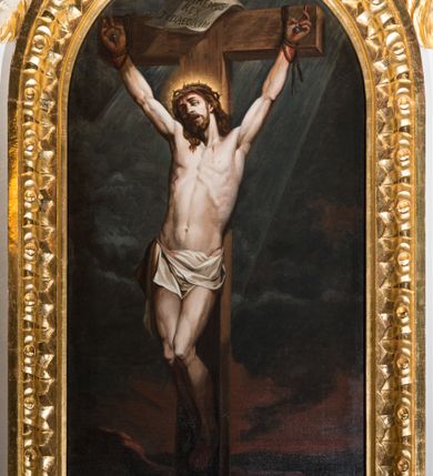 Zdjęcie nr 2: Ołtarz drewniany, prostopadłościenny, na jednostopniowej podstawie. Mensa drewniana z portatylem z marmuru dębnickiego. Antepedium w formie leżącego  prostokąta ujętego grubą ramą, dekorowaną płaskorzeźbionym akantem. W polu, w centrum malowany na desce rollwerk z monogramem IHS, ujęty wolutami utworzonymi z ornamentu roślinnego, o wici zakończonej kampanulą. Tabernakulum w formie prostopadłościennej skrzynki o delikatnie wypukłej ściance frontowej. Całość zamknięta opasującym je z trzech stron gzymsem przyjmującym nad polem środkowym kształt łuku segmentowego podtrzymywanego przez dwie konsole utworzone z akantu. Drzwiczki w kształcie stojącego prostokąta zamkniętego łukiem półkolistym nadwieszonym, w polu ryte przedstawienie kielicha z hostią. Tabernakulum flankowane spływami wolutowymi utworzonymi z akantu.
Nastawa ołtarzowa architektoniczna, jednoosiowa, jednokondygnacyjna ze zwieńczeniem, na niewielkim cokole. Kondygnacja ujęta parą kolumn o kapitelach kompozytowych dźwigających pełne belkowanie wyłamane na ich osi oraz przerwany półkolisty przyczółek. W polu środkowym nisza w formie stojącego prostokąta zamkniętego łukiem półkolistym, ujęta ramą z figurą Najświętszego Serca Jezusa; na zasuwie obraz przedstawiający Ukrzyżowanego Chrystusa. Zwieńczenie w formie medalionu z płaskorzeźbionym monogramem IHS w glorii promienistej. W przyłuczach niszy w polu środkowym para puttów podtrzymujących owalny kartusz z napisem w polu „JEZVS CHRYSTUS / JEDYNY ODKUPICIEL / CZŁOWIEKA / ŚW(IĘTY) PIOTR”. Kondygnacja ujęta uszami utworzonymi z suchego akantu. Gzyms oraz przerwany przyczółek dekorowane kimationem. Struktura polichromowana w kolorze białym, ornamentyka, profile i kolumny złocone.
