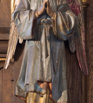 Zdjęcie nr 6: Nastawa ołtarzowa architektoniczna, jednokondygnacyjna, trójosiowa. Ołtarz kamienny, prostopadłościenny, ustawiony na dwustopniowej podstawie. Mensa kamienna, silnie wysunięta, podtrzymywana przez dwie kamienne kolumienki. Antepedium podzielone na trzy kwadratowe pola z płycinami, w środkowej wysuniętej do przodu medalion z monogramem IHS w polu. Tabernakulum w formie prostopadłościennej skrzynki, obitej fakturowaną blachą, od frontu ujęte parą kolumienek. Drzwiczki w kształcie stojącego prostokąta, dwuskrzydłowe z trybowanym przedstawieniem kielicha z unoszącą się Hostią w glorii, adorowaną przez dwa klęczące anioły. Tron do wystawiania monstrancji w formie baldachimu podtrzymywanego przez cztery kolumienki oraz z zabudowaną ścianką tylną dekorowaną rytym wzorem z czteroliści i medalionu z monogramem IHS w glorii podtrzymywanym przez parę unoszących się aniołów. Baldachim w formie dwuspadowego daszku zwieńczonego pseudowieżyczką z krzyżem; od frontu zamknięty wimpergą. Nastawa ołtarzowa ustawiona na dwustrefowym cokole z predellą dekorowaną blendami. Osie wydzielone czterema kolumnami dźwigającymi pinakle. Oś środkowa, najszersza ujęta dwiema dwustrefowymi płytkimi niszami zakończonymi trójlistnie z półpełnymi figurkami świętych: Dominika i Izydora po prawej oraz Ambrożego i Jacka po lewej; zwieńczona wimpergą, flankowaną przez dwie figurki aniołków nakryte baldachimami w formie sterczyn. W polu nisza w formie stojącego prostokąta zamkniętego łukiem trójlistnym z płaskorzeźbionym przedstawieniem Trójcy Świętej. Osie boczne z niszami w formie stojącego prostokąta zamkniętego łukiem półkolistym z figurami św. Wojciecha (po lewej) i św. Stanisława (po prawej), zamknięte dwiema wimpergami ze sterczynami oraz jednospadowym daszkiem z ażurową wieżyczką. Zwieńczenie w formie ażurowej wieżyczki z figurką św. Józefa z Dzieciątkiem, zakończonej dużą sterczyną z krzyżem dekorowaną żabkami. Struktura w kolorze naturalnego drewna, profile i ornamentyka złocone, tło pola środkowego w kolorze błękitnym, detale zielone.
