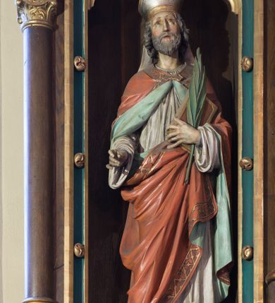 Zdjęcie nr 4: Nastawa ołtarzowa architektoniczna, jednokondygnacyjna, trójosiowa. Ołtarz kamienny, prostopadłościenny, ustawiony na dwustopniowej podstawie. Mensa kamienna, silnie wysunięta, podtrzymywana przez dwie kamienne kolumienki. Antepedium podzielone na trzy kwadratowe pola z płycinami, w środkowej wysuniętej do przodu medalion z monogramem IHS w polu. Tabernakulum w formie prostopadłościennej skrzynki, obitej fakturowaną blachą, od frontu ujęte parą kolumienek. Drzwiczki w kształcie stojącego prostokąta, dwuskrzydłowe z trybowanym przedstawieniem kielicha z unoszącą się Hostią w glorii, adorowaną przez dwa klęczące anioły. Tron do wystawiania monstrancji w formie baldachimu podtrzymywanego przez cztery kolumienki oraz z zabudowaną ścianką tylną dekorowaną rytym wzorem z czteroliści i medalionu z monogramem IHS w glorii podtrzymywanym przez parę unoszących się aniołów. Baldachim w formie dwuspadowego daszku zwieńczonego pseudowieżyczką z krzyżem; od frontu zamknięty wimpergą. Nastawa ołtarzowa ustawiona na dwustrefowym cokole z predellą dekorowaną blendami. Osie wydzielone czterema kolumnami dźwigającymi pinakle. Oś środkowa, najszersza ujęta dwiema dwustrefowymi płytkimi niszami zakończonymi trójlistnie z półpełnymi figurkami świętych: Dominika i Izydora po prawej oraz Ambrożego i Jacka po lewej; zwieńczona wimpergą, flankowaną przez dwie figurki aniołków nakryte baldachimami w formie sterczyn. W polu nisza w formie stojącego prostokąta zamkniętego łukiem trójlistnym z płaskorzeźbionym przedstawieniem Trójcy Świętej. Osie boczne z niszami w formie stojącego prostokąta zamkniętego łukiem półkolistym z figurami św. Wojciecha (po lewej) i św. Stanisława (po prawej), zamknięte dwiema wimpergami ze sterczynami oraz jednospadowym daszkiem z ażurową wieżyczką. Zwieńczenie w formie ażurowej wieżyczki z figurką św. Józefa z Dzieciątkiem, zakończonej dużą sterczyną z krzyżem dekorowaną żabkami. Struktura w kolorze naturalnego drewna, profile i ornamentyka złocone, tło pola środkowego w kolorze błękitnym, detale zielone.
