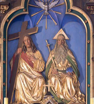 Zdjęcie nr 2: Nastawa ołtarzowa architektoniczna, jednokondygnacyjna, trójosiowa. Ołtarz kamienny, prostopadłościenny, ustawiony na dwustopniowej podstawie. Mensa kamienna, silnie wysunięta, podtrzymywana przez dwie kamienne kolumienki. Antepedium podzielone na trzy kwadratowe pola z płycinami, w środkowej wysuniętej do przodu medalion z monogramem IHS w polu. Tabernakulum w formie prostopadłościennej skrzynki, obitej fakturowaną blachą, od frontu ujęte parą kolumienek. Drzwiczki w kształcie stojącego prostokąta, dwuskrzydłowe z trybowanym przedstawieniem kielicha z unoszącą się Hostią w glorii, adorowaną przez dwa klęczące anioły. Tron do wystawiania monstrancji w formie baldachimu podtrzymywanego przez cztery kolumienki oraz z zabudowaną ścianką tylną dekorowaną rytym wzorem z czteroliści i medalionu z monogramem IHS w glorii podtrzymywanym przez parę unoszących się aniołów. Baldachim w formie dwuspadowego daszku zwieńczonego pseudowieżyczką z krzyżem; od frontu zamknięty wimpergą. Nastawa ołtarzowa ustawiona na dwustrefowym cokole z predellą dekorowaną blendami. Osie wydzielone czterema kolumnami dźwigającymi pinakle. Oś środkowa, najszersza ujęta dwiema dwustrefowymi płytkimi niszami zakończonymi trójlistnie z półpełnymi figurkami świętych: Dominika i Izydora po prawej oraz Ambrożego i Jacka po lewej; zwieńczona wimpergą, flankowaną przez dwie figurki aniołków nakryte baldachimami w formie sterczyn. W polu nisza w formie stojącego prostokąta zamkniętego łukiem trójlistnym z płaskorzeźbionym przedstawieniem Trójcy Świętej. Osie boczne z niszami w formie stojącego prostokąta zamkniętego łukiem półkolistym z figurami św. Wojciecha (po lewej) i św. Stanisława (po prawej), zamknięte dwiema wimpergami ze sterczynami oraz jednospadowym daszkiem z ażurową wieżyczką. Zwieńczenie w formie ażurowej wieżyczki z figurką św. Józefa z Dzieciątkiem, zakończonej dużą sterczyną z krzyżem dekorowaną żabkami. Struktura w kolorze naturalnego drewna, profile i ornamentyka złocone, tło pola środkowego w kolorze błękitnym, detale zielone.
