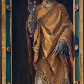 Zdjęcie nr 1: Rzeźba wolnostojąca, pełnoplastyczna przedstawiająca św. Stanisława z Piotrowinem, ukazana frontalnie, w delikatnym kontrapoście. Święty prawą rękę unosi w geście błogosławieństwa, lewa nieco ugięta w łokciu, jest opuszczona w dół. Twarz podłużna o długim, prostym nosie, wąskich ustach, lekko przymkniętych oczach, okolona brodą rozdzieloną na końcu w dwa pukle, policzki delikatnie zarumienione. Włosy sięgające do ramion, kręcone. Święty ubrany jest w fioletową albę, białą komżę, jasnobrązowy ornat o kolistym wykroju z przodu i z tyłu zakończony w szpic z różową podszewką i z malowanym dekoracyjnym pasem na brzegach oraz krzyżem pektoralnym. Ma biały humerał pod szyją, fioletowe rękawiczki z chwostem przy brzegu oraz z malowanym złoconym krzyżem greckim, a także dwa pierścienie na prawej ręce.  Na głowie ma założoną złoconą infułę. U nóg świętego, po lewej stronie znajduje się popiersie Piotrowina ukazane z prawego profilu, zwróconego w stronę św. Stanisława ze złożonymi w geście modlitwy rękami. Twarz o starczych rysach, podłużna z wąskim i długim nosem, małymi ustami i głębokimi oczodołami. Figura ubrana w biały całun zarzucony na głowę i otulający całą postać. Polichromia rzeźby św. Stanisława naturalistyczna, detale szat złocone. Rzeźby ustawione na niskich postumentach o ściętych narożach.
