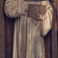 Zdjęcie nr 1: Rzeźba wolnostojąca, przedstawiająca św. Jacka. Święty ukazany w postawie stojącej z prawą dłonią złożoną na piersi, a w lewej trzymający księgę. Twarz o delikatnych rysach, długim i wąskim nosie, małych ustach, oczach skierowanych ku górze. Włosy krótkie, jasne, odsłaniające uszy. Święty ubrany jest w biały habit dominikański przewiązany sznurem. Oprawa księgi obwiedziona złotą lamówką, na przodzie łaciński krzyżyk. 

