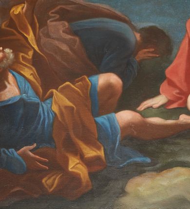 Zdjęcie nr 11: Obraz w kształcie stojącego prostokąta, częściowo zasłoniętego wklęsłą ćwierćkoliście ramą oprawy nastawy ołtarzowej. Na tle szarych chmur i niebieskiego nieba ukazano unoszącego się Chrystusa w towarzystwie Mojżesza i Eliasza oraz grupę trzech apostołów na ziemi – Piotra, Jana i Jakuba. Chrystus ukazany w białych rozwianych szatach, z młodzieńczą twarzą, z rękoma szeroko rozłożonymi. Po jego prawej stronie Mojżesz w niebieskiej sukni i żółtym płaszczu trzyma w rękach tablicę Dekalogu, po lewej zaś Eliasz ubrany w niebieską suknię i biało-żółty rozwiany płaszcz zwraca się do Chrystusa z rękoma złożonymi w geście modlitwy. Oślepieni blaskiem unoszącego się nad nimi Jezusa apostołowie, ubrani w rozłożyste, bogato drapowane i różnokolorowe szaty, żywo reagują na nadprzyrodzone wydarzenie. Leżący na ziemi Piotr, ukazany w silnym skrócie perspektywicznym, spogląda ku górze, zasłaniając oczy ręką. Światło oślepia również siedzącego obok Jana. Z kolei Jakub klęczący, nieco w głębi, ukrywa twarz w dłoniach. Tło obrazu neutralne. 