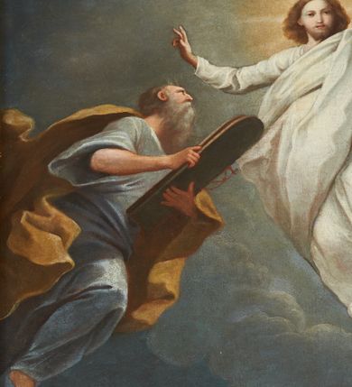 Zdjęcie nr 8: Obraz w kształcie stojącego prostokąta, częściowo zasłoniętego wklęsłą ćwierćkoliście ramą oprawy nastawy ołtarzowej. Na tle szarych chmur i niebieskiego nieba ukazano unoszącego się Chrystusa w towarzystwie Mojżesza i Eliasza oraz grupę trzech apostołów na ziemi – Piotra, Jana i Jakuba. Chrystus ukazany w białych rozwianych szatach, z młodzieńczą twarzą, z rękoma szeroko rozłożonymi. Po jego prawej stronie Mojżesz w niebieskiej sukni i żółtym płaszczu trzyma w rękach tablicę Dekalogu, po lewej zaś Eliasz ubrany w niebieską suknię i biało-żółty rozwiany płaszcz zwraca się do Chrystusa z rękoma złożonymi w geście modlitwy. Oślepieni blaskiem unoszącego się nad nimi Jezusa apostołowie, ubrani w rozłożyste, bogato drapowane i różnokolorowe szaty, żywo reagują na nadprzyrodzone wydarzenie. Leżący na ziemi Piotr, ukazany w silnym skrócie perspektywicznym, spogląda ku górze, zasłaniając oczy ręką. Światło oślepia również siedzącego obok Jana. Z kolei Jakub klęczący, nieco w głębi, ukrywa twarz w dłoniach. Tło obrazu neutralne. 