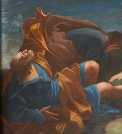 Zdjęcie nr 10: Obraz w kształcie stojącego prostokąta, częściowo zasłoniętego wklęsłą ćwierćkoliście ramą oprawy nastawy ołtarzowej. Na tle szarych chmur i niebieskiego nieba ukazano unoszącego się Chrystusa w towarzystwie Mojżesza i Eliasza oraz grupę trzech apostołów na ziemi – Piotra, Jana i Jakuba. Chrystus ukazany w białych rozwianych szatach, z młodzieńczą twarzą, z rękoma szeroko rozłożonymi. Po jego prawej stronie Mojżesz w niebieskiej sukni i żółtym płaszczu trzyma w rękach tablicę Dekalogu, po lewej zaś Eliasz ubrany w niebieską suknię i biało-żółty rozwiany płaszcz zwraca się do Chrystusa z rękoma złożonymi w geście modlitwy. Oślepieni blaskiem unoszącego się nad nimi Jezusa apostołowie, ubrani w rozłożyste, bogato drapowane i różnokolorowe szaty, żywo reagują na nadprzyrodzone wydarzenie. Leżący na ziemi Piotr, ukazany w silnym skrócie perspektywicznym, spogląda ku górze, zasłaniając oczy ręką. Światło oślepia również siedzącego obok Jana. Z kolei Jakub klęczący, nieco w głębi, ukrywa twarz w dłoniach. Tło obrazu neutralne. 