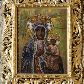 Zdjęcie nr 1: Obraz w kształcie stojącego prostokąta przedstawiający Matkę Boską Częstochowską o analogicznym układzie kompozycji jak oryginał. Maria ubrana jest w jasnoróżową suknię oraz niebieski maforion. Szaty są bogato dekorowane, malowanymi szlachetnymi kamieniami, na szyi Matka Boska ma zawieszony złoty krzyżyk. Chrystus ubrany jest w jasnoróżową sukienkę, również bogato dekorowaną. Maria i Dzieciątko mają na głowach założone korony, zdobione szlachetnymi kamieniami, podtrzymywane przez pary aniołków w białych tunikach. Tło w kolorze oliwkowym, wokół postaci rozmieszczone są sumarycznie oddane sceny. Po lewej stronie obrazu od dołu: Boże Narodzenie i Cierniem Ukoronowanie. Po prawej stronie od góry: Zwiastowanie, niżej Biczowanie Jezusa. Obraz umieszczony jest w profilowanej ramie zdobionej liśćmi wawrzynu, dookoła rzeźbione, ażurowe obramienie z liści akantu. 
