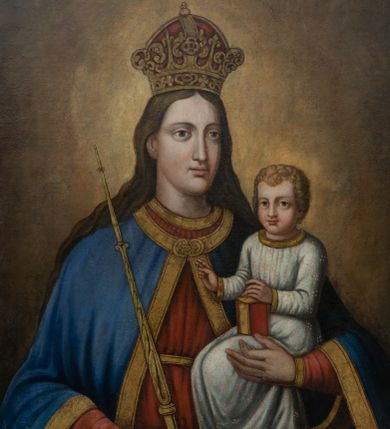 Zdjęcie nr 1: Obraz w kształcie stojącego prostokąta z wizerunkiem Matki Boskiej z Dzieciątkiem. Maria przedstawiona frontalnie, w półpostaci, z Dzieciątkiem Jezus na lewym ręku i złotym berłem w prawej ręce. Twarz Marii podłużna z długim i wąskim nosem, drobnymi ustami, dużymi oczami obwiedzionymi regularnymi łukami brwiowymi, ze wzrokiem skierowanym w dal. Ubrana jest w czerwoną suknię z długimi rękawami, przewiązaną w talii złotym paskiem, niebieski płaszcz, spięty złotą klamrą oraz złoto-czerwoną, zamkniętą koronę. Szaty na brzegach zdobione są złotymi lamówkami. Dzieciątko zwrócone jest trzy czwarte w prawo, w pozycji siedzącej, z książką w czerwonej oprawie na kolanach, na której wspiera swoją lewą rączkę, prawą natomiast czyni gest błogosławieństwa. Ubrane jest w białą sukienkę, zdobioną w małe, czteropłatkowe, różowe kwiatki. Twarz okrągła o wyrazistych rysach, duże i brązowe oczy, zarumienione policzki, włosy kręcone i krótkie. Tło w ciemnych odcieniach brązu, rozjaśnione wokół głów Marii i Dzieciątka. Rama drewniana, profilowana, złocona, od wewnątrz dekorowana rzędem nakładających się na siebie listków, a od zewnątrz motywem sznura.