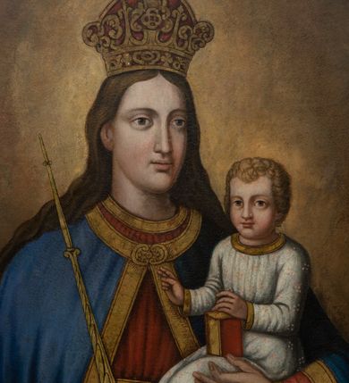 Zdjęcie nr 2: Obraz w kształcie stojącego prostokąta z wizerunkiem Matki Boskiej z Dzieciątkiem. Maria przedstawiona frontalnie, w półpostaci, z Dzieciątkiem Jezus na lewym ręku i złotym berłem w prawej ręce. Twarz Marii podłużna z długim i wąskim nosem, drobnymi ustami, dużymi oczami obwiedzionymi regularnymi łukami brwiowymi, ze wzrokiem skierowanym w dal. Ubrana jest w czerwoną suknię z długimi rękawami, przewiązaną w talii złotym paskiem, niebieski płaszcz, spięty złotą klamrą oraz złoto-czerwoną, zamkniętą koronę. Szaty na brzegach zdobione są złotymi lamówkami. Dzieciątko zwrócone jest trzy czwarte w prawo, w pozycji siedzącej, z książką w czerwonej oprawie na kolanach, na której wspiera swoją lewą rączkę, prawą natomiast czyni gest błogosławieństwa. Ubrane jest w białą sukienkę, zdobioną w małe, czteropłatkowe, różowe kwiatki. Twarz okrągła o wyrazistych rysach, duże i brązowe oczy, zarumienione policzki, włosy kręcone i krótkie. Tło w ciemnych odcieniach brązu, rozjaśnione wokół głów Marii i Dzieciątka. Rama drewniana, profilowana, złocona, od wewnątrz dekorowana rzędem nakładających się na siebie listków, a od zewnątrz motywem sznura.