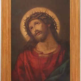 Zdjęcie nr 1: Obraz w kształcie stojącego prostokąta ujęty profilowaną i drewnianą ramą. Chrystus ukazany w popiersiu z głową przechyloną na prawe ramię i delikatnie uniesioną do góry. Twarz podłużna o idealizujących rysach, z krótkim i brązowym zarostem. Włosy długie, falowane, jasnobrązowe, opadające na plecy i ramiona. Na głowie cierniowa korona. Na czole i szyi widać strużki krwi. Chrystus ubrany jest w czerwoną suknię ze złotą bordiurą u szyi oraz niebieski płaszcz zarzucony na lewe ramię; na głowie ma założoną koronę cierniową, a wokół niej kolisty i złoty nimb. Tło obrazu jednolite i ciemnobrązowe. Kolorystyka stonowana.
