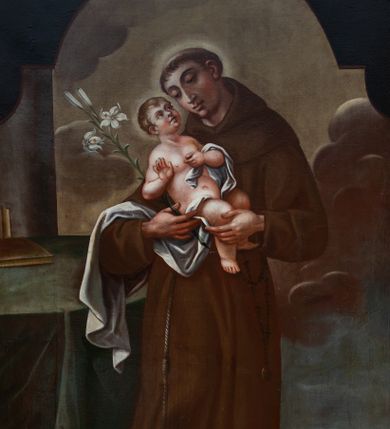 Zdjęcie nr 1: Obraz w kształcie stojącego prostokąta, zamkniętego łukiem wklęsło-wypukłym z uskokami przedstawiający św. Antoniego Padewskiego. W centrum ukazany święty w postawie stojącej w delikatnym kontrapoście z Dzieciątkiem Jezus na rękach i gałązką białej lilii. Twarz podłużna z wyraźnie zaznaczonym podbródkiem, drobnymi ustami, długim nosem i delikatnie przymkniętymi oczami. Ubrany jest w habit franciszkański, na stopach ma sandały, a na głowie tonsurę. Dzieciątko zwrócone jest trzy czwarte w lewo, odchylone do tyłu z rączkami ugiętymi w łokciach. Twarz o delikatnych, dziecięcych rysach ze wzrokiem skierowanym na św. Antoniego. Włosy krótkie, kędzierzawe i jasne. Ubrane jest w długą i białą pieluszkę, zasłaniającą biodra. Po lewej stronie obrazu znajduje się okrągły stolik, zasłany zielonym obrusem ze złotymi frędzlami na brzegach. Na stole leży zamknięta księga. W oddali widać pochmurne niebo. Rama drewniana, profilowana i złocona w kształcie stojącego prostokąta, przyłucza malowane na czarno.




