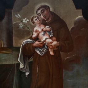 Zdjęcie nr 1: Obraz w kształcie stojącego prostokąta, zamkniętego łukiem wklęsło-wypukłym z uskokami przedstawiający św. Antoniego Padewskiego. W centrum ukazany święty w postawie stojącej w delikatnym kontrapoście z Dzieciątkiem Jezus na rękach i gałązką białej lilii. Twarz podłużna z wyraźnie zaznaczonym podbródkiem, drobnymi ustami, długim nosem i delikatnie przymkniętymi oczami. Ubrany jest w habit franciszkański, na stopach ma sandały, a na głowie tonsurę. Dzieciątko zwrócone jest trzy czwarte w lewo, odchylone do tyłu z rączkami ugiętymi w łokciach. Twarz o delikatnych, dziecięcych rysach ze wzrokiem skierowanym na św. Antoniego. Włosy krótkie, kędzierzawe i jasne. Ubrane jest w długą i białą pieluszkę, zasłaniającą biodra. Po lewej stronie obrazu znajduje się okrągły stolik, zasłany zielonym obrusem ze złotymi frędzlami na brzegach. Na stole leży zamknięta księga. W oddali widać pochmurne niebo. Rama drewniana, profilowana i złocona w kształcie stojącego prostokąta, przyłucza malowane na czarno.




