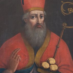 Zdjęcie nr 1: Obraz w kształcie owalu z przedstawieniem św. Mikołaja. Święty Mikołaj ukazany w półpostaci, delikatnie zwrócony w lewo, prawą dłonią czyni gest błogosławieństwa, a w lewej trzyma pastorał, zamkniętą księgę, a niej ułożone trzy złote kule. Ma twarz o rysach starszego mężczyzny, z długim nosem, dużymi oczami i wzrokiem skierowanym wprost na widza, okoloną długą i siwą brodą. Włosy średniej długości, siwe, schowane pod infułą. Święty jest ubrany w białą rokietę, fioletowy mucet i czerwoną kapę z niebieską podszewką, obwiedzioną na brzegach złotą pasmanterią. Na piersi ma zawieszony krzyż pektoralny, a na głowie czerwoną infułę. Tło obrazu jest jednolite, ciemnobrązowe. Rama drewniana, profilowana, naprzemiennie złocona i polichromowana na czarno.
