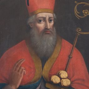 Zdjęcie nr 1: Obraz w kształcie owalu z przedstawieniem św. Mikołaja. Święty Mikołaj ukazany w półpostaci, delikatnie zwrócony w lewo, prawą dłonią czyni gest błogosławieństwa, a w lewej trzyma pastorał, zamkniętą księgę, a niej ułożone trzy złote kule. Ma twarz o rysach starszego mężczyzny, z długim nosem, dużymi oczami i wzrokiem skierowanym wprost na widza, okoloną długą i siwą brodą. Włosy średniej długości, siwe, schowane pod infułą. Święty jest ubrany w białą rokietę, fioletowy mucet i czerwoną kapę z niebieską podszewką, obwiedzioną na brzegach złotą pasmanterią. Na piersi ma zawieszony krzyż pektoralny, a na głowie czerwoną infułę. Tło obrazu jest jednolite, ciemnobrązowe. Rama drewniana, profilowana, naprzemiennie złocona i polichromowana na czarno.
