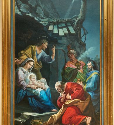 Zdjęcie nr 1: Obraz w kształcie stojącego prostokąta, ujęty złoconą, profilowaną ramą. W centrum kompozycji została przedstawiona scena Pokłonu Trzech Króli. Na pierwszym planie, z lewej strony obrazu siedzi Matka Boska z Dzieciątkiem na kolanach, zwrócona trzy czwarte w lewo na wysokim i dwustopniowym, kamiennym podeście. Maria ma owalną twarz o idealizowanych rysach. Ubrana jest w jasnoróżową suknię oraz niebieski płaszcz, na głowie ma założony biały welon. Dzieciątko leży na kolanach matki, na białej, rozłożonej pieluszce. Ma krótkie i jasne włosy, a wokół głowy promienisty nimb. Z tyłu za Matką Boską stoi św. Józef z rękami rozłożonymi na boki, który palcem wskazującym lewej dłoni pokazuje na niebo. Jego twarz jest ukazana z prawego profilu o rysach mężczyzny w średnim wieku, okoloną krótką brodą i długimi włosami. Ubrany jest w niebieską suknię oraz jasnobrązowy płaszcz. Po prawej stronie obrazu zostali ukazani Trzej Królowie. Pierwszy, klęczy przed Matką Boską głęboko pochylony, zwrócony w prawą stronę. Ma twarz o rysach starszego mężczyzny z łysiną nad czołem, z siwą brodą i włosami. Ubrany jest w czerwoną suknię oraz jasnobrązowy płaszcz odsłaniający ramiona. Przed nim leżą na ziemi: berło, korona i złote naczynie z monetami. Dalej klęczy drugi król, zwrócony w prawo, który trzyma w dłoniach złote naczynie. Ma rysy twarzy mężczyzny w średnim wieku. Ubrany jest w niebieski płaszcz o złotej bordiurze. Wyżej, nieco z lewej strony stoi trzeci król zwrócony delikatnie w lewo, z głową skierowaną w stronę św. Józefa. Król trzyma w dłoniach złotą kadzielnicę, z której unosi się dym. Ma ciemną karnację skóry, ubrany jest w różową suknię z wysokim, postawionym kołnierzem i złotymi zdobieniami oraz zielony płaszcz, a na głowie ma założony biały turban ozdobiony piórem i klejnotami. W tle ukazana jest surrealistyczna stajenka betlejmska znajdująca się w grocie z drzewem wyrastającym z dachu, na którą pada snop światła z gwiazdy betlejemskiej. W tle, po prawej stronie obrazu są również dwie słabo widoczne postacie. Dzieło utrzymane jest w niebieskiej kolorystyce z niewielką dominantą czerwieni na sukni jednego z królów. 
