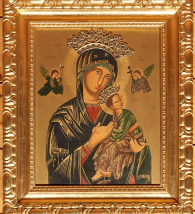 Zdjęcie nr 1: Obraz w kształcie stojącego prostokąta z przedstawieniem Matki Boskiej Nieustającej Pomocy. Maria ukazana w półpostaci, frontalnie z Dzieciątkiem Jezus na lewym ręku. Dzieciątko widoczne z prawego profilu, z głową odwróconą do tyłu, oburącz ujmuje dłoń Marii. Owalne twarze postaci charakteryzują linearnie opracowane rysy, z długimi i wąskimi nosami oraz drobnymi ustami. Oczy Marii mają migdałowy kształt, jej wzrok skierowany jest na wprost. Matka Boska ubrana jest w czerwoną suknię z długimi rękawami ze złotymi obszyciami oraz ciemnoniebieski płaszcz nałożony na głowę. Dzieciątko ubrane jest w zieloną sukienkę i brązowy płaszcz, z jego prawej stopy zsuwa się sandał. Jezus odwracając głowę, spogląda w kierunku niewielkiej sylwetki jednego z dwóch archaniołów znajdującego się po prawej stronie obrazu – archanioła Gabriela. Po drugiej stronie jest archanioł Michał, obaj trzymają w dłoniach narzędzia męki Pańskiej: Michał – włócznię i gąbkę z octem, Gabriel – krzyż. Na głowach Marii i Dzieciątka znajdują się blaszane, ażurowe korony z aplikowanymi sztucznymi kamieniami, a wokół głów są ryte nimby: Matki Boskiej dekorowany wicią floralną utworzoną z białych paciorków, u Dzieciątka nimb kolisty z wpisanym krzyżem w polu. Wszystkie postacie są podpisane inicjałami: nad głową Marii, po lewej stronie obrazu widnieją litery „MP”, a po prawej „ΘΥ”; następnie po lewej stronie obrazu, nad głową archanioła Michała znajdują się litery:„ΟΡМ”, a nad głową archanioła Gabriela: „OΡГ” i dalej, po prawej stronie obrazu, obok Dzieciątka Jezus litery: „IC-XC”. Tło jest złocone. Obraz ujęty jest prostokątną, profilowaną ramą zdobioną od zewnątrz rzeźbionym astragalem. Według informacji zawartych w inwentarzu kościelnym na odwrociu znajduje się przyklejona kartka z tekstem: „PATRITUS MURRAY CONGREGACJON SANCTISSIMI REDEMPTORIS SUPERIOR GENERALISET RECTOR MAJOR. Fidem facimus atque testamur, hanc Imaginem B.V. Marie fideliter expressam esse ex ipsomet veteri miraculis claro Archetypo sub titulo de Perpetuo Succursu, olim in Ecclesia Marthaei in Merulanade Urbe, nunc in alia S. Alphonsi M. de Ligorio in Exquiliris venerato, et a Rmo Capitulo Vaticano corona aurea insignito. In quorum fidem. Rome, ex Collegio nostro ad s.s. Redemptorem et honorem s. Alphonsi die 2 mensis Maii anni 1931. Num. 5387” oraz podpis: „Pio Puru P. Susp. Gen.P. Zezd. j. Lutz C. SS. R.”
