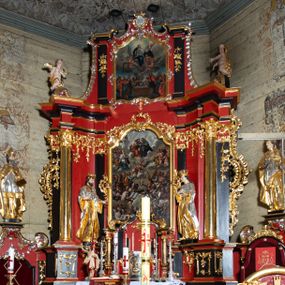 Zdjęcie nr 1: Nastawa architektoniczna, dwukondygnacyjna, jednoosiowa z bramkami, na dwustrefowym cokole. Ołtarz kamienny, prostopadłościenny, w drewnianej obudowie, mensa drewniana z marmurowym portatylem. Antepedium w formie leżącego prostokąta ujętego profilowaną ramą; pole wyłożone tkaniną o kwiatowym wzorze z haftowanym medalionem w glorii z monogramem IHS; ujęty gałązkami lilii. Tabernakulum w formie drewnianej skrzynki z wypukłym frontem, obite srebrzoną blachą. Drzwiczki w kształcie stojącego prostokąta zamkniętego łukiem półkolistym, obwiedzione ramą. W polu aplikacja kielicha z hostią w glorii, ujętego kłosami zbóż; w przyłuczach ornament roślinny. Tabernakulum w architektonicznej obudowie tworzącej tron wystawienia; ujęte parą postumentów dekorowanych rocaille&#039;owymi płycinami oraz parą filarów, przed którymi stoi para kolumn na postumentach utworzonych z ornamentalnych konsol. Podpory dźwigają belkowanie, wyłamane pośrodku, przerwane nad tabernakulum. Za tabernakulum niewielka ścianka zamknięta szczytem utworzonym z dwóch spływów wolutowych. Ze szczytu na belkowanie spływają ornamentalne woluty. Tron ujęty rocaille&#039;owymi uszami. 
Pierwsza kondygnacja ujęta grupą zwielokrotnionych pilastrów, przed którymi stoją ustawione pod kątem cokoły z kolumnami o stylizowanych kapitelach kompozytowych, dźwigających pełne belkowanie, przerwane nad polem środkowym. Na tle pilastrów figury św. Jana Kantego po lewej stronie i św. Kazimierza po prawej. W polu środkowym obraz „Wszyscy Święci” ujęty profilowaną ramą w formie stojącego prostokąta, zamkniętego łukiem wklęsło-wypukłym z uskokami. Na zasuwie obraz przedstawiający Ukrzyżowanie Chrystusa. Druga kondygnacja w formie zbliżonej do kwadratu, flankowana przez zdwojone pilastry i spływy wolutowe, zamknięte szczytem z rocaille&#039;owym kartuszem z napisem „OPŁUKALI / SWE SZATY / W KRWI / BARANKA / AP 7,14”. W polu obraz „Wniebowzięcie Najświętszej Marii Panny” ujęty profilowaną ramą w formie zbliżonej do kwadratu od dołu i od góry o wklęsło-wypukłym zarysie. Na zakończeniu spływów wolutowych usadzone dwie figury aniołów. Bramki w formie stojącego prostokąta ujętego parą pilastrów, dźwigających spływy wolutowe, podtrzymujące postumenty dla figur św. Stanisława po lewej stronie i św. Wojciecha po prawej. Przejścia w formie stojących prostokątów, zamkniętych stylizowanymi łukami segmentowymi nadwieszonymi. Całość dekorowana ornamentem rocaille&#039;owym oraz różanymi zwisami w partii trzonów podpór, pierwsza kondygnacja flankowana rocaille&#039;owymi, ażurowymi uszami. Struktura polichromowana w kolorze czerwonym, z malowanymi na czarno trzonami pilastrów i profilami, złoconymi kolumnami, profilami i ornamentyką oraz srebrzonymi detalami. Według dokumentacji konserwatorskiej na odwrociach baz kolumn znajdują się napisy „Leonora Olajassy żona organisty. 1887” oraz „Leonora Olajassy - organiścina. 1887”.