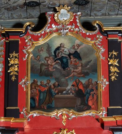 Zdjęcie nr 4: Nastawa architektoniczna, dwukondygnacyjna, jednoosiowa z bramkami, na dwustrefowym cokole. Ołtarz kamienny, prostopadłościenny, w drewnianej obudowie, mensa drewniana z marmurowym portatylem. Antepedium w formie leżącego prostokąta ujętego profilowaną ramą; pole wyłożone tkaniną o kwiatowym wzorze z haftowanym medalionem w glorii z monogramem IHS; ujęty gałązkami lilii. Tabernakulum w formie drewnianej skrzynki z wypukłym frontem, obite srebrzoną blachą. Drzwiczki w kształcie stojącego prostokąta zamkniętego łukiem półkolistym, obwiedzione ramą. W polu aplikacja kielicha z hostią w glorii, ujętego kłosami zbóż; w przyłuczach ornament roślinny. Tabernakulum w architektonicznej obudowie tworzącej tron wystawienia; ujęte parą postumentów dekorowanych rocaille&#039;owymi płycinami oraz parą filarów, przed którymi stoi para kolumn na postumentach utworzonych z ornamentalnych konsol. Podpory dźwigają belkowanie, wyłamane pośrodku, przerwane nad tabernakulum. Za tabernakulum niewielka ścianka zamknięta szczytem utworzonym z dwóch spływów wolutowych. Ze szczytu na belkowanie spływają ornamentalne woluty. Tron ujęty rocaille&#039;owymi uszami. 
Pierwsza kondygnacja ujęta grupą zwielokrotnionych pilastrów, przed którymi stoją ustawione pod kątem cokoły z kolumnami o stylizowanych kapitelach kompozytowych, dźwigających pełne belkowanie, przerwane nad polem środkowym. Na tle pilastrów figury św. Jana Kantego po lewej stronie i św. Kazimierza po prawej. W polu środkowym obraz „Wszyscy Święci” ujęty profilowaną ramą w formie stojącego prostokąta, zamkniętego łukiem wklęsło-wypukłym z uskokami. Na zasuwie obraz przedstawiający Ukrzyżowanie Chrystusa. Druga kondygnacja w formie zbliżonej do kwadratu, flankowana przez zdwojone pilastry i spływy wolutowe, zamknięte szczytem z rocaille&#039;owym kartuszem z napisem „OPŁUKALI / SWE SZATY / W KRWI / BARANKA / AP 7,14”. W polu obraz „Wniebowzięcie Najświętszej Marii Panny” ujęty profilowaną ramą w formie zbliżonej do kwadratu od dołu i od góry o wklęsło-wypukłym zarysie. Na zakończeniu spływów wolutowych usadzone dwie figury aniołów. Bramki w formie stojącego prostokąta ujętego parą pilastrów, dźwigających spływy wolutowe, podtrzymujące postumenty dla figur św. Stanisława po lewej stronie i św. Wojciecha po prawej. Przejścia w formie stojących prostokątów, zamkniętych stylizowanymi łukami segmentowymi nadwieszonymi. Całość dekorowana ornamentem rocaille&#039;owym oraz różanymi zwisami w partii trzonów podpór, pierwsza kondygnacja flankowana rocaille&#039;owymi, ażurowymi uszami. Struktura polichromowana w kolorze czerwonym, z malowanymi na czarno trzonami pilastrów i profilami, złoconymi kolumnami, profilami i ornamentyką oraz srebrzonymi detalami. Według dokumentacji konserwatorskiej na odwrociach baz kolumn znajdują się napisy „Leonora Olajassy żona organisty. 1887” oraz „Leonora Olajassy - organiścina. 1887”.