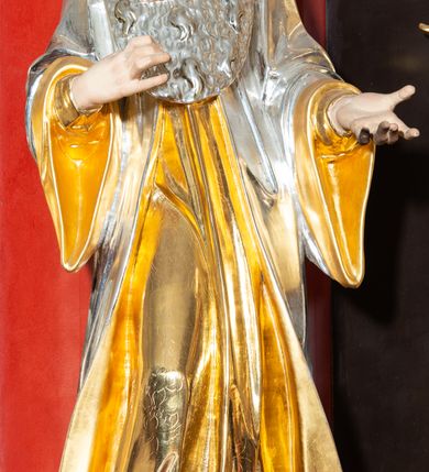 Zdjęcie nr 7: Nastawa architektoniczna, dwukondygnacyjna, jednoosiowa z bramkami, na dwustrefowym cokole. Ołtarz kamienny, prostopadłościenny, w drewnianej obudowie, mensa drewniana z marmurowym portatylem. Antepedium w formie leżącego prostokąta ujętego profilowaną ramą; pole wyłożone tkaniną o kwiatowym wzorze z haftowanym medalionem w glorii z monogramem IHS; ujęty gałązkami lilii. Tabernakulum w formie drewnianej skrzynki z wypukłym frontem, obite srebrzoną blachą. Drzwiczki w kształcie stojącego prostokąta zamkniętego łukiem półkolistym, obwiedzione ramą. W polu aplikacja kielicha z hostią w glorii, ujętego kłosami zbóż; w przyłuczach ornament roślinny. Tabernakulum w architektonicznej obudowie tworzącej tron wystawienia; ujęte parą postumentów dekorowanych rocaille&#039;owymi płycinami oraz parą filarów, przed którymi stoi para kolumn na postumentach utworzonych z ornamentalnych konsol. Podpory dźwigają belkowanie, wyłamane pośrodku, przerwane nad tabernakulum. Za tabernakulum niewielka ścianka zamknięta szczytem utworzonym z dwóch spływów wolutowych. Ze szczytu na belkowanie spływają ornamentalne woluty. Tron ujęty rocaille&#039;owymi uszami. 
Pierwsza kondygnacja ujęta grupą zwielokrotnionych pilastrów, przed którymi stoją ustawione pod kątem cokoły z kolumnami o stylizowanych kapitelach kompozytowych, dźwigających pełne belkowanie, przerwane nad polem środkowym. Na tle pilastrów figury św. Jana Kantego po lewej stronie i św. Kazimierza po prawej. W polu środkowym obraz „Wszyscy Święci” ujęty profilowaną ramą w formie stojącego prostokąta, zamkniętego łukiem wklęsło-wypukłym z uskokami. Na zasuwie obraz przedstawiający Ukrzyżowanie Chrystusa. Druga kondygnacja w formie zbliżonej do kwadratu, flankowana przez zdwojone pilastry i spływy wolutowe, zamknięte szczytem z rocaille&#039;owym kartuszem z napisem „OPŁUKALI / SWE SZATY / W KRWI / BARANKA / AP 7,14”. W polu obraz „Wniebowzięcie Najświętszej Marii Panny” ujęty profilowaną ramą w formie zbliżonej do kwadratu od dołu i od góry o wklęsło-wypukłym zarysie. Na zakończeniu spływów wolutowych usadzone dwie figury aniołów. Bramki w formie stojącego prostokąta ujętego parą pilastrów, dźwigających spływy wolutowe, podtrzymujące postumenty dla figur św. Stanisława po lewej stronie i św. Wojciecha po prawej. Przejścia w formie stojących prostokątów, zamkniętych stylizowanymi łukami segmentowymi nadwieszonymi. Całość dekorowana ornamentem rocaille&#039;owym oraz różanymi zwisami w partii trzonów podpór, pierwsza kondygnacja flankowana rocaille&#039;owymi, ażurowymi uszami. Struktura polichromowana w kolorze czerwonym, z malowanymi na czarno trzonami pilastrów i profilami, złoconymi kolumnami, profilami i ornamentyką oraz srebrzonymi detalami. Według dokumentacji konserwatorskiej na odwrociach baz kolumn znajdują się napisy „Leonora Olajassy żona organisty. 1887” oraz „Leonora Olajassy - organiścina. 1887”.