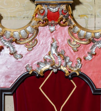 Zdjęcie nr 8: Nastawa architektoniczna, dwukondygnacyjna, jednoosiowa z bramkami, na dwustrefowym cokole. Ołtarz kamienny, prostopadłościenny, w drewnianej obudowie, mensa drewniana z marmurowym portatylem. Antepedium w formie leżącego prostokąta ujętego profilowaną ramą; pole wyłożone tkaniną o kwiatowym wzorze z haftowanym medalionem w glorii z monogramem IHS; ujęty gałązkami lilii. Tabernakulum w formie drewnianej skrzynki z wypukłym frontem, obite srebrzoną blachą. Drzwiczki w kształcie stojącego prostokąta zamkniętego łukiem półkolistym, obwiedzione ramą. W polu aplikacja kielicha z hostią w glorii, ujętego kłosami zbóż; w przyłuczach ornament roślinny. Tabernakulum w architektonicznej obudowie tworzącej tron wystawienia; ujęte parą postumentów dekorowanych rocaille&#039;owymi płycinami oraz parą filarów, przed którymi stoi para kolumn na postumentach utworzonych z ornamentalnych konsol. Podpory dźwigają belkowanie, wyłamane pośrodku, przerwane nad tabernakulum. Za tabernakulum niewielka ścianka zamknięta szczytem utworzonym z dwóch spływów wolutowych. Ze szczytu na belkowanie spływają ornamentalne woluty. Tron ujęty rocaille&#039;owymi uszami. 
Pierwsza kondygnacja ujęta grupą zwielokrotnionych pilastrów, przed którymi stoją ustawione pod kątem cokoły z kolumnami o stylizowanych kapitelach kompozytowych, dźwigających pełne belkowanie, przerwane nad polem środkowym. Na tle pilastrów figury św. Jana Kantego po lewej stronie i św. Kazimierza po prawej. W polu środkowym obraz „Wszyscy Święci” ujęty profilowaną ramą w formie stojącego prostokąta, zamkniętego łukiem wklęsło-wypukłym z uskokami. Na zasuwie obraz przedstawiający Ukrzyżowanie Chrystusa. Druga kondygnacja w formie zbliżonej do kwadratu, flankowana przez zdwojone pilastry i spływy wolutowe, zamknięte szczytem z rocaille&#039;owym kartuszem z napisem „OPŁUKALI / SWE SZATY / W KRWI / BARANKA / AP 7,14”. W polu obraz „Wniebowzięcie Najświętszej Marii Panny” ujęty profilowaną ramą w formie zbliżonej do kwadratu od dołu i od góry o wklęsło-wypukłym zarysie. Na zakończeniu spływów wolutowych usadzone dwie figury aniołów. Bramki w formie stojącego prostokąta ujętego parą pilastrów, dźwigających spływy wolutowe, podtrzymujące postumenty dla figur św. Stanisława po lewej stronie i św. Wojciecha po prawej. Przejścia w formie stojących prostokątów, zamkniętych stylizowanymi łukami segmentowymi nadwieszonymi. Całość dekorowana ornamentem rocaille&#039;owym oraz różanymi zwisami w partii trzonów podpór, pierwsza kondygnacja flankowana rocaille&#039;owymi, ażurowymi uszami. Struktura polichromowana w kolorze czerwonym, z malowanymi na czarno trzonami pilastrów i profilami, złoconymi kolumnami, profilami i ornamentyką oraz srebrzonymi detalami. Według dokumentacji konserwatorskiej na odwrociach baz kolumn znajdują się napisy „Leonora Olajassy żona organisty. 1887” oraz „Leonora Olajassy - organiścina. 1887”.