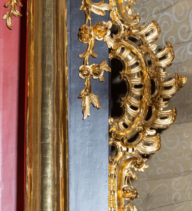 Zdjęcie nr 9: Nastawa architektoniczna, dwukondygnacyjna, jednoosiowa z bramkami, na dwustrefowym cokole. Ołtarz kamienny, prostopadłościenny, w drewnianej obudowie, mensa drewniana z marmurowym portatylem. Antepedium w formie leżącego prostokąta ujętego profilowaną ramą; pole wyłożone tkaniną o kwiatowym wzorze z haftowanym medalionem w glorii z monogramem IHS; ujęty gałązkami lilii. Tabernakulum w formie drewnianej skrzynki z wypukłym frontem, obite srebrzoną blachą. Drzwiczki w kształcie stojącego prostokąta zamkniętego łukiem półkolistym, obwiedzione ramą. W polu aplikacja kielicha z hostią w glorii, ujętego kłosami zbóż; w przyłuczach ornament roślinny. Tabernakulum w architektonicznej obudowie tworzącej tron wystawienia; ujęte parą postumentów dekorowanych rocaille'owymi płycinami oraz parą filarów, przed którymi stoi para kolumn na postumentach utworzonych z ornamentalnych konsol. Podpory dźwigają belkowanie, wyłamane pośrodku, przerwane nad tabernakulum. Za tabernakulum niewielka ścianka zamknięta szczytem utworzonym z dwóch spływów wolutowych. Ze szczytu na belkowanie spływają ornamentalne woluty. Tron ujęty rocaille'owymi uszami. 
Pierwsza kondygnacja ujęta grupą zwielokrotnionych pilastrów, przed którymi stoją ustawione pod kątem cokoły z kolumnami o stylizowanych kapitelach kompozytowych, dźwigających pełne belkowanie, przerwane nad polem środkowym. Na tle pilastrów figury św. Jana Kantego po lewej stronie i św. Kazimierza po prawej. W polu środkowym obraz „Wszyscy Święci” ujęty profilowaną ramą w formie stojącego prostokąta, zamkniętego łukiem wklęsło-wypukłym z uskokami. Na zasuwie obraz przedstawiający Ukrzyżowanie Chrystusa. Druga kondygnacja w formie zbliżonej do kwadratu, flankowana przez zdwojone pilastry i spływy wolutowe, zamknięte szczytem z rocaille'owym kartuszem z napisem „OPŁUKALI / SWE SZATY / W KRWI / BARANKA / AP 7,14”. W polu obraz „Wniebowzięcie Najświętszej Marii Panny” ujęty profilowaną ramą w formie zbliżonej do kwadratu od dołu i od góry o wklęsło-wypukłym zarysie. Na zakończeniu spływów wolutowych usadzone dwie figury aniołów. Bramki w formie stojącego prostokąta ujętego parą pilastrów, dźwigających spływy wolutowe, podtrzymujące postumenty dla figur św. Stanisława po lewej stronie i św. Wojciecha po prawej. Przejścia w formie stojących prostokątów, zamkniętych stylizowanymi łukami segmentowymi nadwieszonymi. Całość dekorowana ornamentem rocaille'owym oraz różanymi zwisami w partii trzonów podpór, pierwsza kondygnacja flankowana rocaille'owymi, ażurowymi uszami. Struktura polichromowana w kolorze czerwonym, z malowanymi na czarno trzonami pilastrów i profilami, złoconymi kolumnami, profilami i ornamentyką oraz srebrzonymi detalami. Według dokumentacji konserwatorskiej na odwrociach baz kolumn znajdują się napisy „Leonora Olajassy żona organisty. 1887” oraz „Leonora Olajassy - organiścina. 1887”.