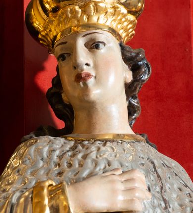 Zdjęcie nr 13: Nastawa architektoniczna, dwukondygnacyjna, jednoosiowa z bramkami, na dwustrefowym cokole. Ołtarz kamienny, prostopadłościenny, w drewnianej obudowie, mensa drewniana z marmurowym portatylem. Antepedium w formie leżącego prostokąta ujętego profilowaną ramą; pole wyłożone tkaniną o kwiatowym wzorze z haftowanym medalionem w glorii z monogramem IHS; ujęty gałązkami lilii. Tabernakulum w formie drewnianej skrzynki z wypukłym frontem, obite srebrzoną blachą. Drzwiczki w kształcie stojącego prostokąta zamkniętego łukiem półkolistym, obwiedzione ramą. W polu aplikacja kielicha z hostią w glorii, ujętego kłosami zbóż; w przyłuczach ornament roślinny. Tabernakulum w architektonicznej obudowie tworzącej tron wystawienia; ujęte parą postumentów dekorowanych rocaille'owymi płycinami oraz parą filarów, przed którymi stoi para kolumn na postumentach utworzonych z ornamentalnych konsol. Podpory dźwigają belkowanie, wyłamane pośrodku, przerwane nad tabernakulum. Za tabernakulum niewielka ścianka zamknięta szczytem utworzonym z dwóch spływów wolutowych. Ze szczytu na belkowanie spływają ornamentalne woluty. Tron ujęty rocaille'owymi uszami. 
Pierwsza kondygnacja ujęta grupą zwielokrotnionych pilastrów, przed którymi stoją ustawione pod kątem cokoły z kolumnami o stylizowanych kapitelach kompozytowych, dźwigających pełne belkowanie, przerwane nad polem środkowym. Na tle pilastrów figury św. Jana Kantego po lewej stronie i św. Kazimierza po prawej. W polu środkowym obraz „Wszyscy Święci” ujęty profilowaną ramą w formie stojącego prostokąta, zamkniętego łukiem wklęsło-wypukłym z uskokami. Na zasuwie obraz przedstawiający Ukrzyżowanie Chrystusa. Druga kondygnacja w formie zbliżonej do kwadratu, flankowana przez zdwojone pilastry i spływy wolutowe, zamknięte szczytem z rocaille'owym kartuszem z napisem „OPŁUKALI / SWE SZATY / W KRWI / BARANKA / AP 7,14”. W polu obraz „Wniebowzięcie Najświętszej Marii Panny” ujęty profilowaną ramą w formie zbliżonej do kwadratu od dołu i od góry o wklęsło-wypukłym zarysie. Na zakończeniu spływów wolutowych usadzone dwie figury aniołów. Bramki w formie stojącego prostokąta ujętego parą pilastrów, dźwigających spływy wolutowe, podtrzymujące postumenty dla figur św. Stanisława po lewej stronie i św. Wojciecha po prawej. Przejścia w formie stojących prostokątów, zamkniętych stylizowanymi łukami segmentowymi nadwieszonymi. Całość dekorowana ornamentem rocaille'owym oraz różanymi zwisami w partii trzonów podpór, pierwsza kondygnacja flankowana rocaille'owymi, ażurowymi uszami. Struktura polichromowana w kolorze czerwonym, z malowanymi na czarno trzonami pilastrów i profilami, złoconymi kolumnami, profilami i ornamentyką oraz srebrzonymi detalami. Według dokumentacji konserwatorskiej na odwrociach baz kolumn znajdują się napisy „Leonora Olajassy żona organisty. 1887” oraz „Leonora Olajassy - organiścina. 1887”.