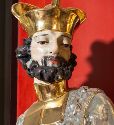 Zdjęcie nr 10: Nastawa architektoniczna, dwukondygnacyjna, jednoosiowa z bramkami, na dwustrefowym cokole. Ołtarz kamienny, prostopadłościenny, w drewnianej obudowie, mensa drewniana z marmurowym portatylem. Antepedium w formie leżącego prostokąta ujętego profilowaną ramą; pole wyłożone tkaniną o kwiatowym wzorze z haftowanym medalionem w glorii z monogramem IHS; ujęty gałązkami lilii. Tabernakulum w formie drewnianej skrzynki z wypukłym frontem, obite srebrzoną blachą. Drzwiczki w kształcie stojącego prostokąta zamkniętego łukiem półkolistym, obwiedzione ramą. W polu aplikacja kielicha z hostią w glorii, ujętego kłosami zbóż; w przyłuczach ornament roślinny. Tabernakulum w architektonicznej obudowie tworzącej tron wystawienia; ujęte parą postumentów dekorowanych rocaille'owymi płycinami oraz parą filarów, przed którymi stoi para kolumn na postumentach utworzonych z ornamentalnych konsol. Podpory dźwigają belkowanie, wyłamane pośrodku, przerwane nad tabernakulum. Za tabernakulum niewielka ścianka zamknięta szczytem utworzonym z dwóch spływów wolutowych. Ze szczytu na belkowanie spływają ornamentalne woluty. Tron ujęty rocaille'owymi uszami. 
Pierwsza kondygnacja ujęta grupą zwielokrotnionych pilastrów, przed którymi stoją ustawione pod kątem cokoły z kolumnami o stylizowanych kapitelach kompozytowych, dźwigających pełne belkowanie, przerwane nad polem środkowym. Na tle pilastrów figury św. Jana Kantego po lewej stronie i św. Kazimierza po prawej. W polu środkowym obraz „Wszyscy Święci” ujęty profilowaną ramą w formie stojącego prostokąta, zamkniętego łukiem wklęsło-wypukłym z uskokami. Na zasuwie obraz przedstawiający Ukrzyżowanie Chrystusa. Druga kondygnacja w formie zbliżonej do kwadratu, flankowana przez zdwojone pilastry i spływy wolutowe, zamknięte szczytem z rocaille'owym kartuszem z napisem „OPŁUKALI / SWE SZATY / W KRWI / BARANKA / AP 7,14”. W polu obraz „Wniebowzięcie Najświętszej Marii Panny” ujęty profilowaną ramą w formie zbliżonej do kwadratu od dołu i od góry o wklęsło-wypukłym zarysie. Na zakończeniu spływów wolutowych usadzone dwie figury aniołów. Bramki w formie stojącego prostokąta ujętego parą pilastrów, dźwigających spływy wolutowe, podtrzymujące postumenty dla figur św. Stanisława po lewej stronie i św. Wojciecha po prawej. Przejścia w formie stojących prostokątów, zamkniętych stylizowanymi łukami segmentowymi nadwieszonymi. Całość dekorowana ornamentem rocaille'owym oraz różanymi zwisami w partii trzonów podpór, pierwsza kondygnacja flankowana rocaille'owymi, ażurowymi uszami. Struktura polichromowana w kolorze czerwonym, z malowanymi na czarno trzonami pilastrów i profilami, złoconymi kolumnami, profilami i ornamentyką oraz srebrzonymi detalami. Według dokumentacji konserwatorskiej na odwrociach baz kolumn znajdują się napisy „Leonora Olajassy żona organisty. 1887” oraz „Leonora Olajassy - organiścina. 1887”.