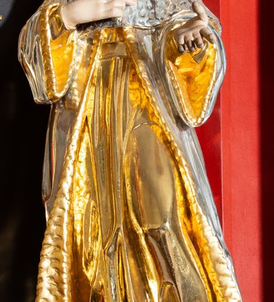 Zdjęcie nr 14: Nastawa architektoniczna, dwukondygnacyjna, jednoosiowa z bramkami, na dwustrefowym cokole. Ołtarz kamienny, prostopadłościenny, w drewnianej obudowie, mensa drewniana z marmurowym portatylem. Antepedium w formie leżącego prostokąta ujętego profilowaną ramą; pole wyłożone tkaniną o kwiatowym wzorze z haftowanym medalionem w glorii z monogramem IHS; ujęty gałązkami lilii. Tabernakulum w formie drewnianej skrzynki z wypukłym frontem, obite srebrzoną blachą. Drzwiczki w kształcie stojącego prostokąta zamkniętego łukiem półkolistym, obwiedzione ramą. W polu aplikacja kielicha z hostią w glorii, ujętego kłosami zbóż; w przyłuczach ornament roślinny. Tabernakulum w architektonicznej obudowie tworzącej tron wystawienia; ujęte parą postumentów dekorowanych rocaille&#039;owymi płycinami oraz parą filarów, przed którymi stoi para kolumn na postumentach utworzonych z ornamentalnych konsol. Podpory dźwigają belkowanie, wyłamane pośrodku, przerwane nad tabernakulum. Za tabernakulum niewielka ścianka zamknięta szczytem utworzonym z dwóch spływów wolutowych. Ze szczytu na belkowanie spływają ornamentalne woluty. Tron ujęty rocaille&#039;owymi uszami. 
Pierwsza kondygnacja ujęta grupą zwielokrotnionych pilastrów, przed którymi stoją ustawione pod kątem cokoły z kolumnami o stylizowanych kapitelach kompozytowych, dźwigających pełne belkowanie, przerwane nad polem środkowym. Na tle pilastrów figury św. Jana Kantego po lewej stronie i św. Kazimierza po prawej. W polu środkowym obraz „Wszyscy Święci” ujęty profilowaną ramą w formie stojącego prostokąta, zamkniętego łukiem wklęsło-wypukłym z uskokami. Na zasuwie obraz przedstawiający Ukrzyżowanie Chrystusa. Druga kondygnacja w formie zbliżonej do kwadratu, flankowana przez zdwojone pilastry i spływy wolutowe, zamknięte szczytem z rocaille&#039;owym kartuszem z napisem „OPŁUKALI / SWE SZATY / W KRWI / BARANKA / AP 7,14”. W polu obraz „Wniebowzięcie Najświętszej Marii Panny” ujęty profilowaną ramą w formie zbliżonej do kwadratu od dołu i od góry o wklęsło-wypukłym zarysie. Na zakończeniu spływów wolutowych usadzone dwie figury aniołów. Bramki w formie stojącego prostokąta ujętego parą pilastrów, dźwigających spływy wolutowe, podtrzymujące postumenty dla figur św. Stanisława po lewej stronie i św. Wojciecha po prawej. Przejścia w formie stojących prostokątów, zamkniętych stylizowanymi łukami segmentowymi nadwieszonymi. Całość dekorowana ornamentem rocaille&#039;owym oraz różanymi zwisami w partii trzonów podpór, pierwsza kondygnacja flankowana rocaille&#039;owymi, ażurowymi uszami. Struktura polichromowana w kolorze czerwonym, z malowanymi na czarno trzonami pilastrów i profilami, złoconymi kolumnami, profilami i ornamentyką oraz srebrzonymi detalami. Według dokumentacji konserwatorskiej na odwrociach baz kolumn znajdują się napisy „Leonora Olajassy żona organisty. 1887” oraz „Leonora Olajassy - organiścina. 1887”.