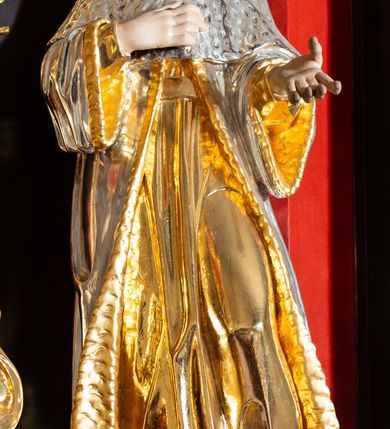 Zdjęcie nr 15: Nastawa architektoniczna, dwukondygnacyjna, jednoosiowa z bramkami, na dwustrefowym cokole. Ołtarz kamienny, prostopadłościenny, w drewnianej obudowie, mensa drewniana z marmurowym portatylem. Antepedium w formie leżącego prostokąta ujętego profilowaną ramą; pole wyłożone tkaniną o kwiatowym wzorze z haftowanym medalionem w glorii z monogramem IHS; ujęty gałązkami lilii. Tabernakulum w formie drewnianej skrzynki z wypukłym frontem, obite srebrzoną blachą. Drzwiczki w kształcie stojącego prostokąta zamkniętego łukiem półkolistym, obwiedzione ramą. W polu aplikacja kielicha z hostią w glorii, ujętego kłosami zbóż; w przyłuczach ornament roślinny. Tabernakulum w architektonicznej obudowie tworzącej tron wystawienia; ujęte parą postumentów dekorowanych rocaille'owymi płycinami oraz parą filarów, przed którymi stoi para kolumn na postumentach utworzonych z ornamentalnych konsol. Podpory dźwigają belkowanie, wyłamane pośrodku, przerwane nad tabernakulum. Za tabernakulum niewielka ścianka zamknięta szczytem utworzonym z dwóch spływów wolutowych. Ze szczytu na belkowanie spływają ornamentalne woluty. Tron ujęty rocaille'owymi uszami. 
Pierwsza kondygnacja ujęta grupą zwielokrotnionych pilastrów, przed którymi stoją ustawione pod kątem cokoły z kolumnami o stylizowanych kapitelach kompozytowych, dźwigających pełne belkowanie, przerwane nad polem środkowym. Na tle pilastrów figury św. Jana Kantego po lewej stronie i św. Kazimierza po prawej. W polu środkowym obraz „Wszyscy Święci” ujęty profilowaną ramą w formie stojącego prostokąta, zamkniętego łukiem wklęsło-wypukłym z uskokami. Na zasuwie obraz przedstawiający Ukrzyżowanie Chrystusa. Druga kondygnacja w formie zbliżonej do kwadratu, flankowana przez zdwojone pilastry i spływy wolutowe, zamknięte szczytem z rocaille'owym kartuszem z napisem „OPŁUKALI / SWE SZATY / W KRWI / BARANKA / AP 7,14”. W polu obraz „Wniebowzięcie Najświętszej Marii Panny” ujęty profilowaną ramą w formie zbliżonej do kwadratu od dołu i od góry o wklęsło-wypukłym zarysie. Na zakończeniu spływów wolutowych usadzone dwie figury aniołów. Bramki w formie stojącego prostokąta ujętego parą pilastrów, dźwigających spływy wolutowe, podtrzymujące postumenty dla figur św. Stanisława po lewej stronie i św. Wojciecha po prawej. Przejścia w formie stojących prostokątów, zamkniętych stylizowanymi łukami segmentowymi nadwieszonymi. Całość dekorowana ornamentem rocaille'owym oraz różanymi zwisami w partii trzonów podpór, pierwsza kondygnacja flankowana rocaille'owymi, ażurowymi uszami. Struktura polichromowana w kolorze czerwonym, z malowanymi na czarno trzonami pilastrów i profilami, złoconymi kolumnami, profilami i ornamentyką oraz srebrzonymi detalami. Według dokumentacji konserwatorskiej na odwrociach baz kolumn znajdują się napisy „Leonora Olajassy żona organisty. 1887” oraz „Leonora Olajassy - organiścina. 1887”.