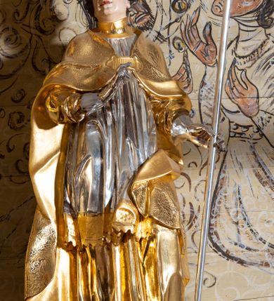 Zdjęcie nr 22: Nastawa architektoniczna, dwukondygnacyjna, jednoosiowa z bramkami, na dwustrefowym cokole. Ołtarz kamienny, prostopadłościenny, w drewnianej obudowie, mensa drewniana z marmurowym portatylem. Antepedium w formie leżącego prostokąta ujętego profilowaną ramą; pole wyłożone tkaniną o kwiatowym wzorze z haftowanym medalionem w glorii z monogramem IHS; ujęty gałązkami lilii. Tabernakulum w formie drewnianej skrzynki z wypukłym frontem, obite srebrzoną blachą. Drzwiczki w kształcie stojącego prostokąta zamkniętego łukiem półkolistym, obwiedzione ramą. W polu aplikacja kielicha z hostią w glorii, ujętego kłosami zbóż; w przyłuczach ornament roślinny. Tabernakulum w architektonicznej obudowie tworzącej tron wystawienia; ujęte parą postumentów dekorowanych rocaille&#039;owymi płycinami oraz parą filarów, przed którymi stoi para kolumn na postumentach utworzonych z ornamentalnych konsol. Podpory dźwigają belkowanie, wyłamane pośrodku, przerwane nad tabernakulum. Za tabernakulum niewielka ścianka zamknięta szczytem utworzonym z dwóch spływów wolutowych. Ze szczytu na belkowanie spływają ornamentalne woluty. Tron ujęty rocaille&#039;owymi uszami. 
Pierwsza kondygnacja ujęta grupą zwielokrotnionych pilastrów, przed którymi stoją ustawione pod kątem cokoły z kolumnami o stylizowanych kapitelach kompozytowych, dźwigających pełne belkowanie, przerwane nad polem środkowym. Na tle pilastrów figury św. Jana Kantego po lewej stronie i św. Kazimierza po prawej. W polu środkowym obraz „Wszyscy Święci” ujęty profilowaną ramą w formie stojącego prostokąta, zamkniętego łukiem wklęsło-wypukłym z uskokami. Na zasuwie obraz przedstawiający Ukrzyżowanie Chrystusa. Druga kondygnacja w formie zbliżonej do kwadratu, flankowana przez zdwojone pilastry i spływy wolutowe, zamknięte szczytem z rocaille&#039;owym kartuszem z napisem „OPŁUKALI / SWE SZATY / W KRWI / BARANKA / AP 7,14”. W polu obraz „Wniebowzięcie Najświętszej Marii Panny” ujęty profilowaną ramą w formie zbliżonej do kwadratu od dołu i od góry o wklęsło-wypukłym zarysie. Na zakończeniu spływów wolutowych usadzone dwie figury aniołów. Bramki w formie stojącego prostokąta ujętego parą pilastrów, dźwigających spływy wolutowe, podtrzymujące postumenty dla figur św. Stanisława po lewej stronie i św. Wojciecha po prawej. Przejścia w formie stojących prostokątów, zamkniętych stylizowanymi łukami segmentowymi nadwieszonymi. Całość dekorowana ornamentem rocaille&#039;owym oraz różanymi zwisami w partii trzonów podpór, pierwsza kondygnacja flankowana rocaille&#039;owymi, ażurowymi uszami. Struktura polichromowana w kolorze czerwonym, z malowanymi na czarno trzonami pilastrów i profilami, złoconymi kolumnami, profilami i ornamentyką oraz srebrzonymi detalami. Według dokumentacji konserwatorskiej na odwrociach baz kolumn znajdują się napisy „Leonora Olajassy żona organisty. 1887” oraz „Leonora Olajassy - organiścina. 1887”.