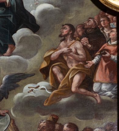 Zdjęcie nr 26: Nastawa architektoniczna, dwukondygnacyjna, jednoosiowa z bramkami, na dwustrefowym cokole. Ołtarz kamienny, prostopadłościenny, w drewnianej obudowie, mensa drewniana z marmurowym portatylem. Antepedium w formie leżącego prostokąta ujętego profilowaną ramą; pole wyłożone tkaniną o kwiatowym wzorze z haftowanym medalionem w glorii z monogramem IHS; ujęty gałązkami lilii. Tabernakulum w formie drewnianej skrzynki z wypukłym frontem, obite srebrzoną blachą. Drzwiczki w kształcie stojącego prostokąta zamkniętego łukiem półkolistym, obwiedzione ramą. W polu aplikacja kielicha z hostią w glorii, ujętego kłosami zbóż; w przyłuczach ornament roślinny. Tabernakulum w architektonicznej obudowie tworzącej tron wystawienia; ujęte parą postumentów dekorowanych rocaille&#039;owymi płycinami oraz parą filarów, przed którymi stoi para kolumn na postumentach utworzonych z ornamentalnych konsol. Podpory dźwigają belkowanie, wyłamane pośrodku, przerwane nad tabernakulum. Za tabernakulum niewielka ścianka zamknięta szczytem utworzonym z dwóch spływów wolutowych. Ze szczytu na belkowanie spływają ornamentalne woluty. Tron ujęty rocaille&#039;owymi uszami. 
Pierwsza kondygnacja ujęta grupą zwielokrotnionych pilastrów, przed którymi stoją ustawione pod kątem cokoły z kolumnami o stylizowanych kapitelach kompozytowych, dźwigających pełne belkowanie, przerwane nad polem środkowym. Na tle pilastrów figury św. Jana Kantego po lewej stronie i św. Kazimierza po prawej. W polu środkowym obraz „Wszyscy Święci” ujęty profilowaną ramą w formie stojącego prostokąta, zamkniętego łukiem wklęsło-wypukłym z uskokami. Na zasuwie obraz przedstawiający Ukrzyżowanie Chrystusa. Druga kondygnacja w formie zbliżonej do kwadratu, flankowana przez zdwojone pilastry i spływy wolutowe, zamknięte szczytem z rocaille&#039;owym kartuszem z napisem „OPŁUKALI / SWE SZATY / W KRWI / BARANKA / AP 7,14”. W polu obraz „Wniebowzięcie Najświętszej Marii Panny” ujęty profilowaną ramą w formie zbliżonej do kwadratu od dołu i od góry o wklęsło-wypukłym zarysie. Na zakończeniu spływów wolutowych usadzone dwie figury aniołów. Bramki w formie stojącego prostokąta ujętego parą pilastrów, dźwigających spływy wolutowe, podtrzymujące postumenty dla figur św. Stanisława po lewej stronie i św. Wojciecha po prawej. Przejścia w formie stojących prostokątów, zamkniętych stylizowanymi łukami segmentowymi nadwieszonymi. Całość dekorowana ornamentem rocaille&#039;owym oraz różanymi zwisami w partii trzonów podpór, pierwsza kondygnacja flankowana rocaille&#039;owymi, ażurowymi uszami. Struktura polichromowana w kolorze czerwonym, z malowanymi na czarno trzonami pilastrów i profilami, złoconymi kolumnami, profilami i ornamentyką oraz srebrzonymi detalami. Według dokumentacji konserwatorskiej na odwrociach baz kolumn znajdują się napisy „Leonora Olajassy żona organisty. 1887” oraz „Leonora Olajassy - organiścina. 1887”.