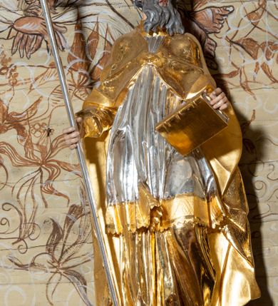 Zdjęcie nr 28: Nastawa architektoniczna, dwukondygnacyjna, jednoosiowa z bramkami, na dwustrefowym cokole. Ołtarz kamienny, prostopadłościenny, w drewnianej obudowie, mensa drewniana z marmurowym portatylem. Antepedium w formie leżącego prostokąta ujętego profilowaną ramą; pole wyłożone tkaniną o kwiatowym wzorze z haftowanym medalionem w glorii z monogramem IHS; ujęty gałązkami lilii. Tabernakulum w formie drewnianej skrzynki z wypukłym frontem, obite srebrzoną blachą. Drzwiczki w kształcie stojącego prostokąta zamkniętego łukiem półkolistym, obwiedzione ramą. W polu aplikacja kielicha z hostią w glorii, ujętego kłosami zbóż; w przyłuczach ornament roślinny. Tabernakulum w architektonicznej obudowie tworzącej tron wystawienia; ujęte parą postumentów dekorowanych rocaille&#039;owymi płycinami oraz parą filarów, przed którymi stoi para kolumn na postumentach utworzonych z ornamentalnych konsol. Podpory dźwigają belkowanie, wyłamane pośrodku, przerwane nad tabernakulum. Za tabernakulum niewielka ścianka zamknięta szczytem utworzonym z dwóch spływów wolutowych. Ze szczytu na belkowanie spływają ornamentalne woluty. Tron ujęty rocaille&#039;owymi uszami. 
Pierwsza kondygnacja ujęta grupą zwielokrotnionych pilastrów, przed którymi stoją ustawione pod kątem cokoły z kolumnami o stylizowanych kapitelach kompozytowych, dźwigających pełne belkowanie, przerwane nad polem środkowym. Na tle pilastrów figury św. Jana Kantego po lewej stronie i św. Kazimierza po prawej. W polu środkowym obraz „Wszyscy Święci” ujęty profilowaną ramą w formie stojącego prostokąta, zamkniętego łukiem wklęsło-wypukłym z uskokami. Na zasuwie obraz przedstawiający Ukrzyżowanie Chrystusa. Druga kondygnacja w formie zbliżonej do kwadratu, flankowana przez zdwojone pilastry i spływy wolutowe, zamknięte szczytem z rocaille&#039;owym kartuszem z napisem „OPŁUKALI / SWE SZATY / W KRWI / BARANKA / AP 7,14”. W polu obraz „Wniebowzięcie Najświętszej Marii Panny” ujęty profilowaną ramą w formie zbliżonej do kwadratu od dołu i od góry o wklęsło-wypukłym zarysie. Na zakończeniu spływów wolutowych usadzone dwie figury aniołów. Bramki w formie stojącego prostokąta ujętego parą pilastrów, dźwigających spływy wolutowe, podtrzymujące postumenty dla figur św. Stanisława po lewej stronie i św. Wojciecha po prawej. Przejścia w formie stojących prostokątów, zamkniętych stylizowanymi łukami segmentowymi nadwieszonymi. Całość dekorowana ornamentem rocaille&#039;owym oraz różanymi zwisami w partii trzonów podpór, pierwsza kondygnacja flankowana rocaille&#039;owymi, ażurowymi uszami. Struktura polichromowana w kolorze czerwonym, z malowanymi na czarno trzonami pilastrów i profilami, złoconymi kolumnami, profilami i ornamentyką oraz srebrzonymi detalami. Według dokumentacji konserwatorskiej na odwrociach baz kolumn znajdują się napisy „Leonora Olajassy żona organisty. 1887” oraz „Leonora Olajassy - organiścina. 1887”.