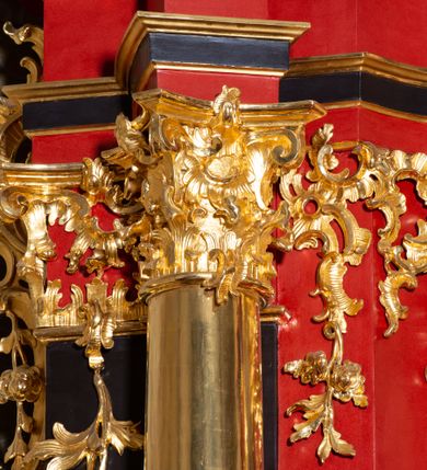 Zdjęcie nr 30: Nastawa architektoniczna, dwukondygnacyjna, jednoosiowa z bramkami, na dwustrefowym cokole. Ołtarz kamienny, prostopadłościenny, w drewnianej obudowie, mensa drewniana z marmurowym portatylem. Antepedium w formie leżącego prostokąta ujętego profilowaną ramą; pole wyłożone tkaniną o kwiatowym wzorze z haftowanym medalionem w glorii z monogramem IHS; ujęty gałązkami lilii. Tabernakulum w formie drewnianej skrzynki z wypukłym frontem, obite srebrzoną blachą. Drzwiczki w kształcie stojącego prostokąta zamkniętego łukiem półkolistym, obwiedzione ramą. W polu aplikacja kielicha z hostią w glorii, ujętego kłosami zbóż; w przyłuczach ornament roślinny. Tabernakulum w architektonicznej obudowie tworzącej tron wystawienia; ujęte parą postumentów dekorowanych rocaille&#039;owymi płycinami oraz parą filarów, przed którymi stoi para kolumn na postumentach utworzonych z ornamentalnych konsol. Podpory dźwigają belkowanie, wyłamane pośrodku, przerwane nad tabernakulum. Za tabernakulum niewielka ścianka zamknięta szczytem utworzonym z dwóch spływów wolutowych. Ze szczytu na belkowanie spływają ornamentalne woluty. Tron ujęty rocaille&#039;owymi uszami. 
Pierwsza kondygnacja ujęta grupą zwielokrotnionych pilastrów, przed którymi stoją ustawione pod kątem cokoły z kolumnami o stylizowanych kapitelach kompozytowych, dźwigających pełne belkowanie, przerwane nad polem środkowym. Na tle pilastrów figury św. Jana Kantego po lewej stronie i św. Kazimierza po prawej. W polu środkowym obraz „Wszyscy Święci” ujęty profilowaną ramą w formie stojącego prostokąta, zamkniętego łukiem wklęsło-wypukłym z uskokami. Na zasuwie obraz przedstawiający Ukrzyżowanie Chrystusa. Druga kondygnacja w formie zbliżonej do kwadratu, flankowana przez zdwojone pilastry i spływy wolutowe, zamknięte szczytem z rocaille&#039;owym kartuszem z napisem „OPŁUKALI / SWE SZATY / W KRWI / BARANKA / AP 7,14”. W polu obraz „Wniebowzięcie Najświętszej Marii Panny” ujęty profilowaną ramą w formie zbliżonej do kwadratu od dołu i od góry o wklęsło-wypukłym zarysie. Na zakończeniu spływów wolutowych usadzone dwie figury aniołów. Bramki w formie stojącego prostokąta ujętego parą pilastrów, dźwigających spływy wolutowe, podtrzymujące postumenty dla figur św. Stanisława po lewej stronie i św. Wojciecha po prawej. Przejścia w formie stojących prostokątów, zamkniętych stylizowanymi łukami segmentowymi nadwieszonymi. Całość dekorowana ornamentem rocaille&#039;owym oraz różanymi zwisami w partii trzonów podpór, pierwsza kondygnacja flankowana rocaille&#039;owymi, ażurowymi uszami. Struktura polichromowana w kolorze czerwonym, z malowanymi na czarno trzonami pilastrów i profilami, złoconymi kolumnami, profilami i ornamentyką oraz srebrzonymi detalami. Według dokumentacji konserwatorskiej na odwrociach baz kolumn znajdują się napisy „Leonora Olajassy żona organisty. 1887” oraz „Leonora Olajassy - organiścina. 1887”.