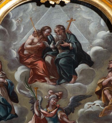 Zdjęcie nr 32: Nastawa architektoniczna, dwukondygnacyjna, jednoosiowa z bramkami, na dwustrefowym cokole. Ołtarz kamienny, prostopadłościenny, w drewnianej obudowie, mensa drewniana z marmurowym portatylem. Antepedium w formie leżącego prostokąta ujętego profilowaną ramą; pole wyłożone tkaniną o kwiatowym wzorze z haftowanym medalionem w glorii z monogramem IHS; ujęty gałązkami lilii. Tabernakulum w formie drewnianej skrzynki z wypukłym frontem, obite srebrzoną blachą. Drzwiczki w kształcie stojącego prostokąta zamkniętego łukiem półkolistym, obwiedzione ramą. W polu aplikacja kielicha z hostią w glorii, ujętego kłosami zbóż; w przyłuczach ornament roślinny. Tabernakulum w architektonicznej obudowie tworzącej tron wystawienia; ujęte parą postumentów dekorowanych rocaille&#039;owymi płycinami oraz parą filarów, przed którymi stoi para kolumn na postumentach utworzonych z ornamentalnych konsol. Podpory dźwigają belkowanie, wyłamane pośrodku, przerwane nad tabernakulum. Za tabernakulum niewielka ścianka zamknięta szczytem utworzonym z dwóch spływów wolutowych. Ze szczytu na belkowanie spływają ornamentalne woluty. Tron ujęty rocaille&#039;owymi uszami. 
Pierwsza kondygnacja ujęta grupą zwielokrotnionych pilastrów, przed którymi stoją ustawione pod kątem cokoły z kolumnami o stylizowanych kapitelach kompozytowych, dźwigających pełne belkowanie, przerwane nad polem środkowym. Na tle pilastrów figury św. Jana Kantego po lewej stronie i św. Kazimierza po prawej. W polu środkowym obraz „Wszyscy Święci” ujęty profilowaną ramą w formie stojącego prostokąta, zamkniętego łukiem wklęsło-wypukłym z uskokami. Na zasuwie obraz przedstawiający Ukrzyżowanie Chrystusa. Druga kondygnacja w formie zbliżonej do kwadratu, flankowana przez zdwojone pilastry i spływy wolutowe, zamknięte szczytem z rocaille&#039;owym kartuszem z napisem „OPŁUKALI / SWE SZATY / W KRWI / BARANKA / AP 7,14”. W polu obraz „Wniebowzięcie Najświętszej Marii Panny” ujęty profilowaną ramą w formie zbliżonej do kwadratu od dołu i od góry o wklęsło-wypukłym zarysie. Na zakończeniu spływów wolutowych usadzone dwie figury aniołów. Bramki w formie stojącego prostokąta ujętego parą pilastrów, dźwigających spływy wolutowe, podtrzymujące postumenty dla figur św. Stanisława po lewej stronie i św. Wojciecha po prawej. Przejścia w formie stojących prostokątów, zamkniętych stylizowanymi łukami segmentowymi nadwieszonymi. Całość dekorowana ornamentem rocaille&#039;owym oraz różanymi zwisami w partii trzonów podpór, pierwsza kondygnacja flankowana rocaille&#039;owymi, ażurowymi uszami. Struktura polichromowana w kolorze czerwonym, z malowanymi na czarno trzonami pilastrów i profilami, złoconymi kolumnami, profilami i ornamentyką oraz srebrzonymi detalami. Według dokumentacji konserwatorskiej na odwrociach baz kolumn znajdują się napisy „Leonora Olajassy żona organisty. 1887” oraz „Leonora Olajassy - organiścina. 1887”.