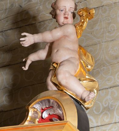 Zdjęcie nr 36: Nastawa architektoniczna, dwukondygnacyjna, jednoosiowa z bramkami, na dwustrefowym cokole. Ołtarz kamienny, prostopadłościenny, w drewnianej obudowie, mensa drewniana z marmurowym portatylem. Antepedium w formie leżącego prostokąta ujętego profilowaną ramą; pole wyłożone tkaniną o kwiatowym wzorze z haftowanym medalionem w glorii z monogramem IHS; ujęty gałązkami lilii. Tabernakulum w formie drewnianej skrzynki z wypukłym frontem, obite srebrzoną blachą. Drzwiczki w kształcie stojącego prostokąta zamkniętego łukiem półkolistym, obwiedzione ramą. W polu aplikacja kielicha z hostią w glorii, ujętego kłosami zbóż; w przyłuczach ornament roślinny. Tabernakulum w architektonicznej obudowie tworzącej tron wystawienia; ujęte parą postumentów dekorowanych rocaille'owymi płycinami oraz parą filarów, przed którymi stoi para kolumn na postumentach utworzonych z ornamentalnych konsol. Podpory dźwigają belkowanie, wyłamane pośrodku, przerwane nad tabernakulum. Za tabernakulum niewielka ścianka zamknięta szczytem utworzonym z dwóch spływów wolutowych. Ze szczytu na belkowanie spływają ornamentalne woluty. Tron ujęty rocaille'owymi uszami. 
Pierwsza kondygnacja ujęta grupą zwielokrotnionych pilastrów, przed którymi stoją ustawione pod kątem cokoły z kolumnami o stylizowanych kapitelach kompozytowych, dźwigających pełne belkowanie, przerwane nad polem środkowym. Na tle pilastrów figury św. Jana Kantego po lewej stronie i św. Kazimierza po prawej. W polu środkowym obraz „Wszyscy Święci” ujęty profilowaną ramą w formie stojącego prostokąta, zamkniętego łukiem wklęsło-wypukłym z uskokami. Na zasuwie obraz przedstawiający Ukrzyżowanie Chrystusa. Druga kondygnacja w formie zbliżonej do kwadratu, flankowana przez zdwojone pilastry i spływy wolutowe, zamknięte szczytem z rocaille'owym kartuszem z napisem „OPŁUKALI / SWE SZATY / W KRWI / BARANKA / AP 7,14”. W polu obraz „Wniebowzięcie Najświętszej Marii Panny” ujęty profilowaną ramą w formie zbliżonej do kwadratu od dołu i od góry o wklęsło-wypukłym zarysie. Na zakończeniu spływów wolutowych usadzone dwie figury aniołów. Bramki w formie stojącego prostokąta ujętego parą pilastrów, dźwigających spływy wolutowe, podtrzymujące postumenty dla figur św. Stanisława po lewej stronie i św. Wojciecha po prawej. Przejścia w formie stojących prostokątów, zamkniętych stylizowanymi łukami segmentowymi nadwieszonymi. Całość dekorowana ornamentem rocaille'owym oraz różanymi zwisami w partii trzonów podpór, pierwsza kondygnacja flankowana rocaille'owymi, ażurowymi uszami. Struktura polichromowana w kolorze czerwonym, z malowanymi na czarno trzonami pilastrów i profilami, złoconymi kolumnami, profilami i ornamentyką oraz srebrzonymi detalami. Według dokumentacji konserwatorskiej na odwrociach baz kolumn znajdują się napisy „Leonora Olajassy żona organisty. 1887” oraz „Leonora Olajassy - organiścina. 1887”.