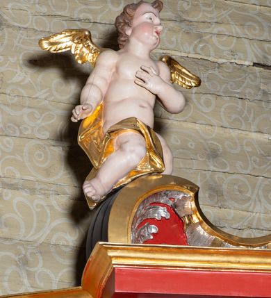 Zdjęcie nr 37: Nastawa architektoniczna, dwukondygnacyjna, jednoosiowa z bramkami, na dwustrefowym cokole. Ołtarz kamienny, prostopadłościenny, w drewnianej obudowie, mensa drewniana z marmurowym portatylem. Antepedium w formie leżącego prostokąta ujętego profilowaną ramą; pole wyłożone tkaniną o kwiatowym wzorze z haftowanym medalionem w glorii z monogramem IHS; ujęty gałązkami lilii. Tabernakulum w formie drewnianej skrzynki z wypukłym frontem, obite srebrzoną blachą. Drzwiczki w kształcie stojącego prostokąta zamkniętego łukiem półkolistym, obwiedzione ramą. W polu aplikacja kielicha z hostią w glorii, ujętego kłosami zbóż; w przyłuczach ornament roślinny. Tabernakulum w architektonicznej obudowie tworzącej tron wystawienia; ujęte parą postumentów dekorowanych rocaille'owymi płycinami oraz parą filarów, przed którymi stoi para kolumn na postumentach utworzonych z ornamentalnych konsol. Podpory dźwigają belkowanie, wyłamane pośrodku, przerwane nad tabernakulum. Za tabernakulum niewielka ścianka zamknięta szczytem utworzonym z dwóch spływów wolutowych. Ze szczytu na belkowanie spływają ornamentalne woluty. Tron ujęty rocaille'owymi uszami. 
Pierwsza kondygnacja ujęta grupą zwielokrotnionych pilastrów, przed którymi stoją ustawione pod kątem cokoły z kolumnami o stylizowanych kapitelach kompozytowych, dźwigających pełne belkowanie, przerwane nad polem środkowym. Na tle pilastrów figury św. Jana Kantego po lewej stronie i św. Kazimierza po prawej. W polu środkowym obraz „Wszyscy Święci” ujęty profilowaną ramą w formie stojącego prostokąta, zamkniętego łukiem wklęsło-wypukłym z uskokami. Na zasuwie obraz przedstawiający Ukrzyżowanie Chrystusa. Druga kondygnacja w formie zbliżonej do kwadratu, flankowana przez zdwojone pilastry i spływy wolutowe, zamknięte szczytem z rocaille'owym kartuszem z napisem „OPŁUKALI / SWE SZATY / W KRWI / BARANKA / AP 7,14”. W polu obraz „Wniebowzięcie Najświętszej Marii Panny” ujęty profilowaną ramą w formie zbliżonej do kwadratu od dołu i od góry o wklęsło-wypukłym zarysie. Na zakończeniu spływów wolutowych usadzone dwie figury aniołów. Bramki w formie stojącego prostokąta ujętego parą pilastrów, dźwigających spływy wolutowe, podtrzymujące postumenty dla figur św. Stanisława po lewej stronie i św. Wojciecha po prawej. Przejścia w formie stojących prostokątów, zamkniętych stylizowanymi łukami segmentowymi nadwieszonymi. Całość dekorowana ornamentem rocaille'owym oraz różanymi zwisami w partii trzonów podpór, pierwsza kondygnacja flankowana rocaille'owymi, ażurowymi uszami. Struktura polichromowana w kolorze czerwonym, z malowanymi na czarno trzonami pilastrów i profilami, złoconymi kolumnami, profilami i ornamentyką oraz srebrzonymi detalami. Według dokumentacji konserwatorskiej na odwrociach baz kolumn znajdują się napisy „Leonora Olajassy żona organisty. 1887” oraz „Leonora Olajassy - organiścina. 1887”.