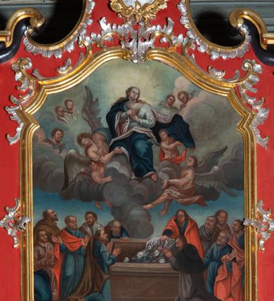 Zdjęcie nr 40: Nastawa architektoniczna, dwukondygnacyjna, jednoosiowa z bramkami, na dwustrefowym cokole. Ołtarz kamienny, prostopadłościenny, w drewnianej obudowie, mensa drewniana z marmurowym portatylem. Antepedium w formie leżącego prostokąta ujętego profilowaną ramą; pole wyłożone tkaniną o kwiatowym wzorze z haftowanym medalionem w glorii z monogramem IHS; ujęty gałązkami lilii. Tabernakulum w formie drewnianej skrzynki z wypukłym frontem, obite srebrzoną blachą. Drzwiczki w kształcie stojącego prostokąta zamkniętego łukiem półkolistym, obwiedzione ramą. W polu aplikacja kielicha z hostią w glorii, ujętego kłosami zbóż; w przyłuczach ornament roślinny. Tabernakulum w architektonicznej obudowie tworzącej tron wystawienia; ujęte parą postumentów dekorowanych rocaille&#039;owymi płycinami oraz parą filarów, przed którymi stoi para kolumn na postumentach utworzonych z ornamentalnych konsol. Podpory dźwigają belkowanie, wyłamane pośrodku, przerwane nad tabernakulum. Za tabernakulum niewielka ścianka zamknięta szczytem utworzonym z dwóch spływów wolutowych. Ze szczytu na belkowanie spływają ornamentalne woluty. Tron ujęty rocaille&#039;owymi uszami. 
Pierwsza kondygnacja ujęta grupą zwielokrotnionych pilastrów, przed którymi stoją ustawione pod kątem cokoły z kolumnami o stylizowanych kapitelach kompozytowych, dźwigających pełne belkowanie, przerwane nad polem środkowym. Na tle pilastrów figury św. Jana Kantego po lewej stronie i św. Kazimierza po prawej. W polu środkowym obraz „Wszyscy Święci” ujęty profilowaną ramą w formie stojącego prostokąta, zamkniętego łukiem wklęsło-wypukłym z uskokami. Na zasuwie obraz przedstawiający Ukrzyżowanie Chrystusa. Druga kondygnacja w formie zbliżonej do kwadratu, flankowana przez zdwojone pilastry i spływy wolutowe, zamknięte szczytem z rocaille&#039;owym kartuszem z napisem „OPŁUKALI / SWE SZATY / W KRWI / BARANKA / AP 7,14”. W polu obraz „Wniebowzięcie Najświętszej Marii Panny” ujęty profilowaną ramą w formie zbliżonej do kwadratu od dołu i od góry o wklęsło-wypukłym zarysie. Na zakończeniu spływów wolutowych usadzone dwie figury aniołów. Bramki w formie stojącego prostokąta ujętego parą pilastrów, dźwigających spływy wolutowe, podtrzymujące postumenty dla figur św. Stanisława po lewej stronie i św. Wojciecha po prawej. Przejścia w formie stojących prostokątów, zamkniętych stylizowanymi łukami segmentowymi nadwieszonymi. Całość dekorowana ornamentem rocaille&#039;owym oraz różanymi zwisami w partii trzonów podpór, pierwsza kondygnacja flankowana rocaille&#039;owymi, ażurowymi uszami. Struktura polichromowana w kolorze czerwonym, z malowanymi na czarno trzonami pilastrów i profilami, złoconymi kolumnami, profilami i ornamentyką oraz srebrzonymi detalami. Według dokumentacji konserwatorskiej na odwrociach baz kolumn znajdują się napisy „Leonora Olajassy żona organisty. 1887” oraz „Leonora Olajassy - organiścina. 1887”.