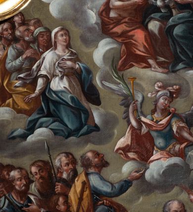 Zdjęcie nr 3: Obraz „Wszyscy Święci” jest w kształcie stojącego prostokąta, zamkniętego łukiem wklęsło-wypukłym z uskokami. Przedstawienie wielopostaciowe, trójstrefowe. Na samym dole kompozycji, w pierwszej strefie ukazano czterech Ewangelistów z księgami i piórami w dłoniach (oprócz św. Łukasza, który w dłoni trzyma obraz Matki Boskiej) w towarzystwie odpowiadających im atrybutów: człowieka, lwa, orła i wołu. W grupie po lewej stronie stoi także Mojżesz z tablicami dekalogu w dłoniach, król Dawid w królewskim stroju z harfą oraz inni święci. Z kolei po prawej stronie obrazu znajdują się: św. Florian w zbroi legionisty rzymskiego, z chorągwią i wiaderkiem z wodą w dłoniach; Ewa z jabłkiem w dłoni oraz Adam. Pośrodku strefy umieszczeni są też Trzej Królowie w turbanach na głowie i złotych koronach. 

W drugiej strefie kompozycji, w rzędzie najniższym, od lewej stoją: św. Dominik w białym habicie i czarnym płaszczu, z różańcem w ręku; św. Wojciech w szatach biskupich z włócznią w dłoni; św. Grzegorz Wielki ubrany w czerwoną kapę i camauro na głowie z księgą w dłoni; św. Stanisław w szatach biskupich ze wskrzeszonym Piotrowinem; św. Jan Nepomucen w stroju kanonika; św.  Ambroży z księgą w dłoniach (pośrodku rzędu); św. Kazimierz Jagiellończyk w mitrze książęcej na głowie; św. Jan Kanty w stroju uniwersyteckim z befką pod szyją; św. Augustyn z gorejącym sercem w dłoni i otwartą księgą oraz św. Hieronim w czerwonym stroju kardynalskim. Ponadto w grupie po lewej stronie zostali ukazani: św. Bartłomiej z nożem w dłoni, św. Jakub w stroju pielgrzymim, św. Tomasz z włócznią oraz św. Piotr z kluczami. Z kolei w grupie po prawej stronie: św. Wawrzyniec w stroju diakona z rusztem w dłoni, św. Izydor Oracz w sukmanie chłopskiej z widłami i cepem, św. Szymon z piłą, św. Andrzej z krzyżem w kształcie litery „X” oraz inni święci. Pośrodku, nieco wyżej unosi się na chmurze św. Michał Archanioł, ubrany w zbroję rzymską z czerwonym płaszczem z tarczą w lewej dłoni oraz palmą i trąbą w prawej.  

W trzeciej strefie, w grupie po lewej stronie przyklękają, od przodu: Matka Boska w białej sukni i welonie oraz niebieskim płaszczu, za nią św. Joachim i św. Anna, następnie św. Józef oraz pozostali święci. W grupie po prawej stronie, od przodu św. Jan Chrzciciel z nagim torsem, ubrany w skórę wielbłądzią, u jego stóp leży krzyż ze wstęgą z napisem „ECCE AGNUS DEI”. Za nim św. Szczepan w stroju diakona z kamieniem w lewej dłoni, obok św. Franciszek w habicie franciszkańskim ze stygmatami na dłoniach i z tonsurą na głowie, w oddali św. Barbara z miniaturą wieży w dłoniach i pozostali święci. 

W zwieńczeniu zostali przedstawieni: Bóg Ojciec, Jezus Chrystus i gołębica Ducha Świętego. Bóg Ojciec i Jezus obejmują się jedną ręką za szyję, drugą wskazują na znajdującą się pomiędzy nimi gołębicę. Bóg Ojciec ubrany jest w białą suknię oraz niebieski płaszcz, a Jezus ma odsłonięty nagi tors, okrywa go czerwony płaszcz. Bóg Ojciec w prawej dłoni trzyma berło królewskie, a Jezus mały krzyż. W tle, pośród chmur widoczne są małe, uskrzydlone główki anielskie. Kolorystyka obrazu stonowana o szerokiej gamie barwnej i miękkim modelunku. Rama drewniana, profilowana i złocona.   

