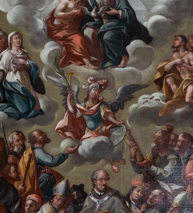 Zdjęcie nr 2: Obraz „Wszyscy Święci” jest w kształcie stojącego prostokąta, zamkniętego łukiem wklęsło-wypukłym z uskokami. Przedstawienie wielopostaciowe, trójstrefowe. Na samym dole kompozycji, w pierwszej strefie ukazano czterech Ewangelistów z księgami i piórami w dłoniach (oprócz św. Łukasza, który w dłoni trzyma obraz Matki Boskiej) w towarzystwie odpowiadających im atrybutów: człowieka, lwa, orła i wołu. W grupie po lewej stronie stoi także Mojżesz z tablicami dekalogu w dłoniach, król Dawid w królewskim stroju z harfą oraz inni święci. Z kolei po prawej stronie obrazu znajdują się: św. Florian w zbroi legionisty rzymskiego, z chorągwią i wiaderkiem z wodą w dłoniach; Ewa z jabłkiem w dłoni oraz Adam. Pośrodku strefy umieszczeni są też Trzej Królowie w turbanach na głowie i złotych koronach. 

W drugiej strefie kompozycji, w rzędzie najniższym, od lewej stoją: św. Dominik w białym habicie i czarnym płaszczu, z różańcem w ręku; św. Wojciech w szatach biskupich z włócznią w dłoni; św. Grzegorz Wielki ubrany w czerwoną kapę i camauro na głowie z księgą w dłoni; św. Stanisław w szatach biskupich ze wskrzeszonym Piotrowinem; św. Jan Nepomucen w stroju kanonika; św.  Ambroży z księgą w dłoniach (pośrodku rzędu); św. Kazimierz Jagiellończyk w mitrze książęcej na głowie; św. Jan Kanty w stroju uniwersyteckim z befką pod szyją; św. Augustyn z gorejącym sercem w dłoni i otwartą księgą oraz św. Hieronim w czerwonym stroju kardynalskim. Ponadto w grupie po lewej stronie zostali ukazani: św. Bartłomiej z nożem w dłoni, św. Jakub w stroju pielgrzymim, św. Tomasz z włócznią oraz św. Piotr z kluczami. Z kolei w grupie po prawej stronie: św. Wawrzyniec w stroju diakona z rusztem w dłoni, św. Izydor Oracz w sukmanie chłopskiej z widłami i cepem, św. Szymon z piłą, św. Andrzej z krzyżem w kształcie litery „X” oraz inni święci. Pośrodku, nieco wyżej unosi się na chmurze św. Michał Archanioł, ubrany w zbroję rzymską z czerwonym płaszczem z tarczą w lewej dłoni oraz palmą i trąbą w prawej.  

W trzeciej strefie, w grupie po lewej stronie przyklękają, od przodu: Matka Boska w białej sukni i welonie oraz niebieskim płaszczu, za nią św. Joachim i św. Anna, następnie św. Józef oraz pozostali święci. W grupie po prawej stronie, od przodu św. Jan Chrzciciel z nagim torsem, ubrany w skórę wielbłądzią, u jego stóp leży krzyż ze wstęgą z napisem „ECCE AGNUS DEI”. Za nim św. Szczepan w stroju diakona z kamieniem w lewej dłoni, obok św. Franciszek w habicie franciszkańskim ze stygmatami na dłoniach i z tonsurą na głowie, w oddali św. Barbara z miniaturą wieży w dłoniach i pozostali święci. 

W zwieńczeniu zostali przedstawieni: Bóg Ojciec, Jezus Chrystus i gołębica Ducha Świętego. Bóg Ojciec i Jezus obejmują się jedną ręką za szyję, drugą wskazują na znajdującą się pomiędzy nimi gołębicę. Bóg Ojciec ubrany jest w białą suknię oraz niebieski płaszcz, a Jezus ma odsłonięty nagi tors, okrywa go czerwony płaszcz. Bóg Ojciec w prawej dłoni trzyma berło królewskie, a Jezus mały krzyż. W tle, pośród chmur widoczne są małe, uskrzydlone główki anielskie. Kolorystyka obrazu stonowana o szerokiej gamie barwnej i miękkim modelunku. Rama drewniana, profilowana i złocona.   

