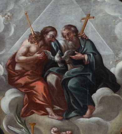 Zdjęcie nr 1: Obraz „Wszyscy Święci” jest w kształcie stojącego prostokąta, zamkniętego łukiem wklęsło-wypukłym z uskokami. Przedstawienie wielopostaciowe, trójstrefowe. Na samym dole kompozycji, w pierwszej strefie ukazano czterech Ewangelistów z księgami i piórami w dłoniach (oprócz św. Łukasza, który w dłoni trzyma obraz Matki Boskiej) w towarzystwie odpowiadających im atrybutów: człowieka, lwa, orła i wołu. W grupie po lewej stronie stoi także Mojżesz z tablicami dekalogu w dłoniach, król Dawid w królewskim stroju z harfą oraz inni święci. Z kolei po prawej stronie obrazu znajdują się: św. Florian w zbroi legionisty rzymskiego, z chorągwią i wiaderkiem z wodą w dłoniach; Ewa z jabłkiem w dłoni oraz Adam. Pośrodku strefy umieszczeni są też Trzej Królowie w turbanach na głowie i złotych koronach. 

W drugiej strefie kompozycji, w rzędzie najniższym, od lewej stoją: św. Dominik w białym habicie i czarnym płaszczu, z różańcem w ręku; św. Wojciech w szatach biskupich z włócznią w dłoni; św. Grzegorz Wielki ubrany w czerwoną kapę i camauro na głowie z księgą w dłoni; św. Stanisław w szatach biskupich ze wskrzeszonym Piotrowinem; św. Jan Nepomucen w stroju kanonika; św.  Ambroży z księgą w dłoniach (pośrodku rzędu); św. Kazimierz Jagiellończyk w mitrze książęcej na głowie; św. Jan Kanty w stroju uniwersyteckim z befką pod szyją; św. Augustyn z gorejącym sercem w dłoni i otwartą księgą oraz św. Hieronim w czerwonym stroju kardynalskim. Ponadto w grupie po lewej stronie zostali ukazani: św. Bartłomiej z nożem w dłoni, św. Jakub w stroju pielgrzymim, św. Tomasz z włócznią oraz św. Piotr z kluczami. Z kolei w grupie po prawej stronie: św. Wawrzyniec w stroju diakona z rusztem w dłoni, św. Izydor Oracz w sukmanie chłopskiej z widłami i cepem, św. Szymon z piłą, św. Andrzej z krzyżem w kształcie litery „X” oraz inni święci. Pośrodku, nieco wyżej unosi się na chmurze św. Michał Archanioł, ubrany w zbroję rzymską z czerwonym płaszczem z tarczą w lewej dłoni oraz palmą i trąbą w prawej.  

W trzeciej strefie, w grupie po lewej stronie przyklękają, od przodu: Matka Boska w białej sukni i welonie oraz niebieskim płaszczu, za nią św. Joachim i św. Anna, następnie św. Józef oraz pozostali święci. W grupie po prawej stronie, od przodu św. Jan Chrzciciel z nagim torsem, ubrany w skórę wielbłądzią, u jego stóp leży krzyż ze wstęgą z napisem „ECCE AGNUS DEI”. Za nim św. Szczepan w stroju diakona z kamieniem w lewej dłoni, obok św. Franciszek w habicie franciszkańskim ze stygmatami na dłoniach i z tonsurą na głowie, w oddali św. Barbara z miniaturą wieży w dłoniach i pozostali święci. 

W zwieńczeniu zostali przedstawieni: Bóg Ojciec, Jezus Chrystus i gołębica Ducha Świętego. Bóg Ojciec i Jezus obejmują się jedną ręką za szyję, drugą wskazują na znajdującą się pomiędzy nimi gołębicę. Bóg Ojciec ubrany jest w białą suknię oraz niebieski płaszcz, a Jezus ma odsłonięty nagi tors, okrywa go czerwony płaszcz. Bóg Ojciec w prawej dłoni trzyma berło królewskie, a Jezus mały krzyż. W tle, pośród chmur widoczne są małe, uskrzydlone główki anielskie. Kolorystyka obrazu stonowana o szerokiej gamie barwnej i miękkim modelunku. Rama drewniana, profilowana i złocona.   

