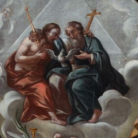 Zdjęcie nr 1: Obraz „Wszyscy Święci” jest w kształcie stojącego prostokąta, zamkniętego łukiem wklęsło-wypukłym z uskokami. Przedstawienie wielopostaciowe, trójstrefowe. Na samym dole kompozycji, w pierwszej strefie ukazano czterech Ewangelistów z księgami i piórami w dłoniach (oprócz św. Łukasza, który w dłoni trzyma obraz Matki Boskiej) w towarzystwie odpowiadających im atrybutów: człowieka, lwa, orła i wołu. W grupie po lewej stronie stoi także Mojżesz z tablicami dekalogu w dłoniach, król Dawid w królewskim stroju z harfą oraz inni święci. Z kolei po prawej stronie obrazu znajdują się: św. Florian w zbroi legionisty rzymskiego, z chorągwią i wiaderkiem z wodą w dłoniach; Ewa z jabłkiem w dłoni oraz Adam. Pośrodku strefy umieszczeni są też Trzej Królowie w turbanach na głowie i złotych koronach. 

W drugiej strefie kompozycji, w rzędzie najniższym, od lewej stoją: św. Dominik w białym habicie i czarnym płaszczu, z różańcem w ręku; św. Wojciech w szatach biskupich z włócznią w dłoni; św. Grzegorz Wielki ubrany w czerwoną kapę i camauro na głowie z księgą w dłoni; św. Stanisław w szatach biskupich ze wskrzeszonym Piotrowinem; św. Jan Nepomucen w stroju kanonika; św.  Ambroży z księgą w dłoniach (pośrodku rzędu); św. Kazimierz Jagiellończyk w mitrze książęcej na głowie; św. Jan Kanty w stroju uniwersyteckim z befką pod szyją; św. Augustyn z gorejącym sercem w dłoni i otwartą księgą oraz św. Hieronim w czerwonym stroju kardynalskim. Ponadto w grupie po lewej stronie zostali ukazani: św. Bartłomiej z nożem w dłoni, św. Jakub w stroju pielgrzymim, św. Tomasz z włócznią oraz św. Piotr z kluczami. Z kolei w grupie po prawej stronie: św. Wawrzyniec w stroju diakona z rusztem w dłoni, św. Izydor Oracz w sukmanie chłopskiej z widłami i cepem, św. Szymon z piłą, św. Andrzej z krzyżem w kształcie litery „X” oraz inni święci. Pośrodku, nieco wyżej unosi się na chmurze św. Michał Archanioł, ubrany w zbroję rzymską z czerwonym płaszczem z tarczą w lewej dłoni oraz palmą i trąbą w prawej.  

W trzeciej strefie, w grupie po lewej stronie przyklękają, od przodu: Matka Boska w białej sukni i welonie oraz niebieskim płaszczu, za nią św. Joachim i św. Anna, następnie św. Józef oraz pozostali święci. W grupie po prawej stronie, od przodu św. Jan Chrzciciel z nagim torsem, ubrany w skórę wielbłądzią, u jego stóp leży krzyż ze wstęgą z napisem „ECCE AGNUS DEI”. Za nim św. Szczepan w stroju diakona z kamieniem w lewej dłoni, obok św. Franciszek w habicie franciszkańskim ze stygmatami na dłoniach i z tonsurą na głowie, w oddali św. Barbara z miniaturą wieży w dłoniach i pozostali święci. 

W zwieńczeniu zostali przedstawieni: Bóg Ojciec, Jezus Chrystus i gołębica Ducha Świętego. Bóg Ojciec i Jezus obejmują się jedną ręką za szyję, drugą wskazują na znajdującą się pomiędzy nimi gołębicę. Bóg Ojciec ubrany jest w białą suknię oraz niebieski płaszcz, a Jezus ma odsłonięty nagi tors, okrywa go czerwony płaszcz. Bóg Ojciec w prawej dłoni trzyma berło królewskie, a Jezus mały krzyż. W tle, pośród chmur widoczne są małe, uskrzydlone główki anielskie. Kolorystyka obrazu stonowana o szerokiej gamie barwnej i miękkim modelunku. Rama drewniana, profilowana i złocona.   

