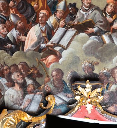 Zdjęcie nr 7: Obraz „Wszyscy Święci” jest w kształcie stojącego prostokąta, zamkniętego łukiem wklęsło-wypukłym z uskokami. Przedstawienie wielopostaciowe, trójstrefowe. Na samym dole kompozycji, w pierwszej strefie ukazano czterech Ewangelistów z księgami i piórami w dłoniach (oprócz św. Łukasza, który w dłoni trzyma obraz Matki Boskiej) w towarzystwie odpowiadających im atrybutów: człowieka, lwa, orła i wołu. W grupie po lewej stronie stoi także Mojżesz z tablicami dekalogu w dłoniach, król Dawid w królewskim stroju z harfą oraz inni święci. Z kolei po prawej stronie obrazu znajdują się: św. Florian w zbroi legionisty rzymskiego, z chorągwią i wiaderkiem z wodą w dłoniach; Ewa z jabłkiem w dłoni oraz Adam. Pośrodku strefy umieszczeni są też Trzej Królowie w turbanach na głowie i złotych koronach. 

W drugiej strefie kompozycji, w rzędzie najniższym, od lewej stoją: św. Dominik w białym habicie i czarnym płaszczu, z różańcem w ręku; św. Wojciech w szatach biskupich z włócznią w dłoni; św. Grzegorz Wielki ubrany w czerwoną kapę i camauro na głowie z księgą w dłoni; św. Stanisław w szatach biskupich ze wskrzeszonym Piotrowinem; św. Jan Nepomucen w stroju kanonika; św.  Ambroży z księgą w dłoniach (pośrodku rzędu); św. Kazimierz Jagiellończyk w mitrze książęcej na głowie; św. Jan Kanty w stroju uniwersyteckim z befką pod szyją; św. Augustyn z gorejącym sercem w dłoni i otwartą księgą oraz św. Hieronim w czerwonym stroju kardynalskim. Ponadto w grupie po lewej stronie zostali ukazani: św. Bartłomiej z nożem w dłoni, św. Jakub w stroju pielgrzymim, św. Tomasz z włócznią oraz św. Piotr z kluczami. Z kolei w grupie po prawej stronie: św. Wawrzyniec w stroju diakona z rusztem w dłoni, św. Izydor Oracz w sukmanie chłopskiej z widłami i cepem, św. Szymon z piłą, św. Andrzej z krzyżem w kształcie litery „X” oraz inni święci. Pośrodku, nieco wyżej unosi się na chmurze św. Michał Archanioł, ubrany w zbroję rzymską z czerwonym płaszczem z tarczą w lewej dłoni oraz palmą i trąbą w prawej.  

W trzeciej strefie, w grupie po lewej stronie przyklękają, od przodu: Matka Boska w białej sukni i welonie oraz niebieskim płaszczu, za nią św. Joachim i św. Anna, następnie św. Józef oraz pozostali święci. W grupie po prawej stronie, od przodu św. Jan Chrzciciel z nagim torsem, ubrany w skórę wielbłądzią, u jego stóp leży krzyż ze wstęgą z napisem „ECCE AGNUS DEI”. Za nim św. Szczepan w stroju diakona z kamieniem w lewej dłoni, obok św. Franciszek w habicie franciszkańskim ze stygmatami na dłoniach i z tonsurą na głowie, w oddali św. Barbara z miniaturą wieży w dłoniach i pozostali święci. 

W zwieńczeniu zostali przedstawieni: Bóg Ojciec, Jezus Chrystus i gołębica Ducha Świętego. Bóg Ojciec i Jezus obejmują się jedną ręką za szyję, drugą wskazują na znajdującą się pomiędzy nimi gołębicę. Bóg Ojciec ubrany jest w białą suknię oraz niebieski płaszcz, a Jezus ma odsłonięty nagi tors, okrywa go czerwony płaszcz. Bóg Ojciec w prawej dłoni trzyma berło królewskie, a Jezus mały krzyż. W tle, pośród chmur widoczne są małe, uskrzydlone główki anielskie. Kolorystyka obrazu stonowana o szerokiej gamie barwnej i miękkim modelunku. Rama drewniana, profilowana i złocona.   

