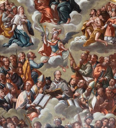 Zdjęcie nr 8: Obraz „Wszyscy Święci” jest w kształcie stojącego prostokąta, zamkniętego łukiem wklęsło-wypukłym z uskokami. Przedstawienie wielopostaciowe, trójstrefowe. Na samym dole kompozycji, w pierwszej strefie ukazano czterech Ewangelistów z księgami i piórami w dłoniach (oprócz św. Łukasza, który w dłoni trzyma obraz Matki Boskiej) w towarzystwie odpowiadających im atrybutów: człowieka, lwa, orła i wołu. W grupie po lewej stronie stoi także Mojżesz z tablicami dekalogu w dłoniach, król Dawid w królewskim stroju z harfą oraz inni święci. Z kolei po prawej stronie obrazu znajdują się: św. Florian w zbroi legionisty rzymskiego, z chorągwią i wiaderkiem z wodą w dłoniach; Ewa z jabłkiem w dłoni oraz Adam. Pośrodku strefy umieszczeni są też Trzej Królowie w turbanach na głowie i złotych koronach. 

W drugiej strefie kompozycji, w rzędzie najniższym, od lewej stoją: św. Dominik w białym habicie i czarnym płaszczu, z różańcem w ręku; św. Wojciech w szatach biskupich z włócznią w dłoni; św. Grzegorz Wielki ubrany w czerwoną kapę i camauro na głowie z księgą w dłoni; św. Stanisław w szatach biskupich ze wskrzeszonym Piotrowinem; św. Jan Nepomucen w stroju kanonika; św.  Ambroży z księgą w dłoniach (pośrodku rzędu); św. Kazimierz Jagiellończyk w mitrze książęcej na głowie; św. Jan Kanty w stroju uniwersyteckim z befką pod szyją; św. Augustyn z gorejącym sercem w dłoni i otwartą księgą oraz św. Hieronim w czerwonym stroju kardynalskim. Ponadto w grupie po lewej stronie zostali ukazani: św. Bartłomiej z nożem w dłoni, św. Jakub w stroju pielgrzymim, św. Tomasz z włócznią oraz św. Piotr z kluczami. Z kolei w grupie po prawej stronie: św. Wawrzyniec w stroju diakona z rusztem w dłoni, św. Izydor Oracz w sukmanie chłopskiej z widłami i cepem, św. Szymon z piłą, św. Andrzej z krzyżem w kształcie litery „X” oraz inni święci. Pośrodku, nieco wyżej unosi się na chmurze św. Michał Archanioł, ubrany w zbroję rzymską z czerwonym płaszczem z tarczą w lewej dłoni oraz palmą i trąbą w prawej.  

W trzeciej strefie, w grupie po lewej stronie przyklękają, od przodu: Matka Boska w białej sukni i welonie oraz niebieskim płaszczu, za nią św. Joachim i św. Anna, następnie św. Józef oraz pozostali święci. W grupie po prawej stronie, od przodu św. Jan Chrzciciel z nagim torsem, ubrany w skórę wielbłądzią, u jego stóp leży krzyż ze wstęgą z napisem „ECCE AGNUS DEI”. Za nim św. Szczepan w stroju diakona z kamieniem w lewej dłoni, obok św. Franciszek w habicie franciszkańskim ze stygmatami na dłoniach i z tonsurą na głowie, w oddali św. Barbara z miniaturą wieży w dłoniach i pozostali święci. 

W zwieńczeniu zostali przedstawieni: Bóg Ojciec, Jezus Chrystus i gołębica Ducha Świętego. Bóg Ojciec i Jezus obejmują się jedną ręką za szyję, drugą wskazują na znajdującą się pomiędzy nimi gołębicę. Bóg Ojciec ubrany jest w białą suknię oraz niebieski płaszcz, a Jezus ma odsłonięty nagi tors, okrywa go czerwony płaszcz. Bóg Ojciec w prawej dłoni trzyma berło królewskie, a Jezus mały krzyż. W tle, pośród chmur widoczne są małe, uskrzydlone główki anielskie. Kolorystyka obrazu stonowana o szerokiej gamie barwnej i miękkim modelunku. Rama drewniana, profilowana i złocona.   

