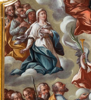 Zdjęcie nr 9: Obraz „Wszyscy Święci” jest w kształcie stojącego prostokąta, zamkniętego łukiem wklęsło-wypukłym z uskokami. Przedstawienie wielopostaciowe, trójstrefowe. Na samym dole kompozycji, w pierwszej strefie ukazano czterech Ewangelistów z księgami i piórami w dłoniach (oprócz św. Łukasza, który w dłoni trzyma obraz Matki Boskiej) w towarzystwie odpowiadających im atrybutów: człowieka, lwa, orła i wołu. W grupie po lewej stronie stoi także Mojżesz z tablicami dekalogu w dłoniach, król Dawid w królewskim stroju z harfą oraz inni święci. Z kolei po prawej stronie obrazu znajdują się: św. Florian w zbroi legionisty rzymskiego, z chorągwią i wiaderkiem z wodą w dłoniach; Ewa z jabłkiem w dłoni oraz Adam. Pośrodku strefy umieszczeni są też Trzej Królowie w turbanach na głowie i złotych koronach. 

W drugiej strefie kompozycji, w rzędzie najniższym, od lewej stoją: św. Dominik w białym habicie i czarnym płaszczu, z różańcem w ręku; św. Wojciech w szatach biskupich z włócznią w dłoni; św. Grzegorz Wielki ubrany w czerwoną kapę i camauro na głowie z księgą w dłoni; św. Stanisław w szatach biskupich ze wskrzeszonym Piotrowinem; św. Jan Nepomucen w stroju kanonika; św.  Ambroży z księgą w dłoniach (pośrodku rzędu); św. Kazimierz Jagiellończyk w mitrze książęcej na głowie; św. Jan Kanty w stroju uniwersyteckim z befką pod szyją; św. Augustyn z gorejącym sercem w dłoni i otwartą księgą oraz św. Hieronim w czerwonym stroju kardynalskim. Ponadto w grupie po lewej stronie zostali ukazani: św. Bartłomiej z nożem w dłoni, św. Jakub w stroju pielgrzymim, św. Tomasz z włócznią oraz św. Piotr z kluczami. Z kolei w grupie po prawej stronie: św. Wawrzyniec w stroju diakona z rusztem w dłoni, św. Izydor Oracz w sukmanie chłopskiej z widłami i cepem, św. Szymon z piłą, św. Andrzej z krzyżem w kształcie litery „X” oraz inni święci. Pośrodku, nieco wyżej unosi się na chmurze św. Michał Archanioł, ubrany w zbroję rzymską z czerwonym płaszczem z tarczą w lewej dłoni oraz palmą i trąbą w prawej.  

W trzeciej strefie, w grupie po lewej stronie przyklękają, od przodu: Matka Boska w białej sukni i welonie oraz niebieskim płaszczu, za nią św. Joachim i św. Anna, następnie św. Józef oraz pozostali święci. W grupie po prawej stronie, od przodu św. Jan Chrzciciel z nagim torsem, ubrany w skórę wielbłądzią, u jego stóp leży krzyż ze wstęgą z napisem „ECCE AGNUS DEI”. Za nim św. Szczepan w stroju diakona z kamieniem w lewej dłoni, obok św. Franciszek w habicie franciszkańskim ze stygmatami na dłoniach i z tonsurą na głowie, w oddali św. Barbara z miniaturą wieży w dłoniach i pozostali święci. 

W zwieńczeniu zostali przedstawieni: Bóg Ojciec, Jezus Chrystus i gołębica Ducha Świętego. Bóg Ojciec i Jezus obejmują się jedną ręką za szyję, drugą wskazują na znajdującą się pomiędzy nimi gołębicę. Bóg Ojciec ubrany jest w białą suknię oraz niebieski płaszcz, a Jezus ma odsłonięty nagi tors, okrywa go czerwony płaszcz. Bóg Ojciec w prawej dłoni trzyma berło królewskie, a Jezus mały krzyż. W tle, pośród chmur widoczne są małe, uskrzydlone główki anielskie. Kolorystyka obrazu stonowana o szerokiej gamie barwnej i miękkim modelunku. Rama drewniana, profilowana i złocona.   

