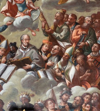 Zdjęcie nr 10: Obraz „Wszyscy Święci” jest w kształcie stojącego prostokąta, zamkniętego łukiem wklęsło-wypukłym z uskokami. Przedstawienie wielopostaciowe, trójstrefowe. Na samym dole kompozycji, w pierwszej strefie ukazano czterech Ewangelistów z księgami i piórami w dłoniach (oprócz św. Łukasza, który w dłoni trzyma obraz Matki Boskiej) w towarzystwie odpowiadających im atrybutów: człowieka, lwa, orła i wołu. W grupie po lewej stronie stoi także Mojżesz z tablicami dekalogu w dłoniach, król Dawid w królewskim stroju z harfą oraz inni święci. Z kolei po prawej stronie obrazu znajdują się: św. Florian w zbroi legionisty rzymskiego, z chorągwią i wiaderkiem z wodą w dłoniach; Ewa z jabłkiem w dłoni oraz Adam. Pośrodku strefy umieszczeni są też Trzej Królowie w turbanach na głowie i złotych koronach. 

W drugiej strefie kompozycji, w rzędzie najniższym, od lewej stoją: św. Dominik w białym habicie i czarnym płaszczu, z różańcem w ręku; św. Wojciech w szatach biskupich z włócznią w dłoni; św. Grzegorz Wielki ubrany w czerwoną kapę i camauro na głowie z księgą w dłoni; św. Stanisław w szatach biskupich ze wskrzeszonym Piotrowinem; św. Jan Nepomucen w stroju kanonika; św.  Ambroży z księgą w dłoniach (pośrodku rzędu); św. Kazimierz Jagiellończyk w mitrze książęcej na głowie; św. Jan Kanty w stroju uniwersyteckim z befką pod szyją; św. Augustyn z gorejącym sercem w dłoni i otwartą księgą oraz św. Hieronim w czerwonym stroju kardynalskim. Ponadto w grupie po lewej stronie zostali ukazani: św. Bartłomiej z nożem w dłoni, św. Jakub w stroju pielgrzymim, św. Tomasz z włócznią oraz św. Piotr z kluczami. Z kolei w grupie po prawej stronie: św. Wawrzyniec w stroju diakona z rusztem w dłoni, św. Izydor Oracz w sukmanie chłopskiej z widłami i cepem, św. Szymon z piłą, św. Andrzej z krzyżem w kształcie litery „X” oraz inni święci. Pośrodku, nieco wyżej unosi się na chmurze św. Michał Archanioł, ubrany w zbroję rzymską z czerwonym płaszczem z tarczą w lewej dłoni oraz palmą i trąbą w prawej.  

W trzeciej strefie, w grupie po lewej stronie przyklękają, od przodu: Matka Boska w białej sukni i welonie oraz niebieskim płaszczu, za nią św. Joachim i św. Anna, następnie św. Józef oraz pozostali święci. W grupie po prawej stronie, od przodu św. Jan Chrzciciel z nagim torsem, ubrany w skórę wielbłądzią, u jego stóp leży krzyż ze wstęgą z napisem „ECCE AGNUS DEI”. Za nim św. Szczepan w stroju diakona z kamieniem w lewej dłoni, obok św. Franciszek w habicie franciszkańskim ze stygmatami na dłoniach i z tonsurą na głowie, w oddali św. Barbara z miniaturą wieży w dłoniach i pozostali święci. 

W zwieńczeniu zostali przedstawieni: Bóg Ojciec, Jezus Chrystus i gołębica Ducha Świętego. Bóg Ojciec i Jezus obejmują się jedną ręką za szyję, drugą wskazują na znajdującą się pomiędzy nimi gołębicę. Bóg Ojciec ubrany jest w białą suknię oraz niebieski płaszcz, a Jezus ma odsłonięty nagi tors, okrywa go czerwony płaszcz. Bóg Ojciec w prawej dłoni trzyma berło królewskie, a Jezus mały krzyż. W tle, pośród chmur widoczne są małe, uskrzydlone główki anielskie. Kolorystyka obrazu stonowana o szerokiej gamie barwnej i miękkim modelunku. Rama drewniana, profilowana i złocona.   

